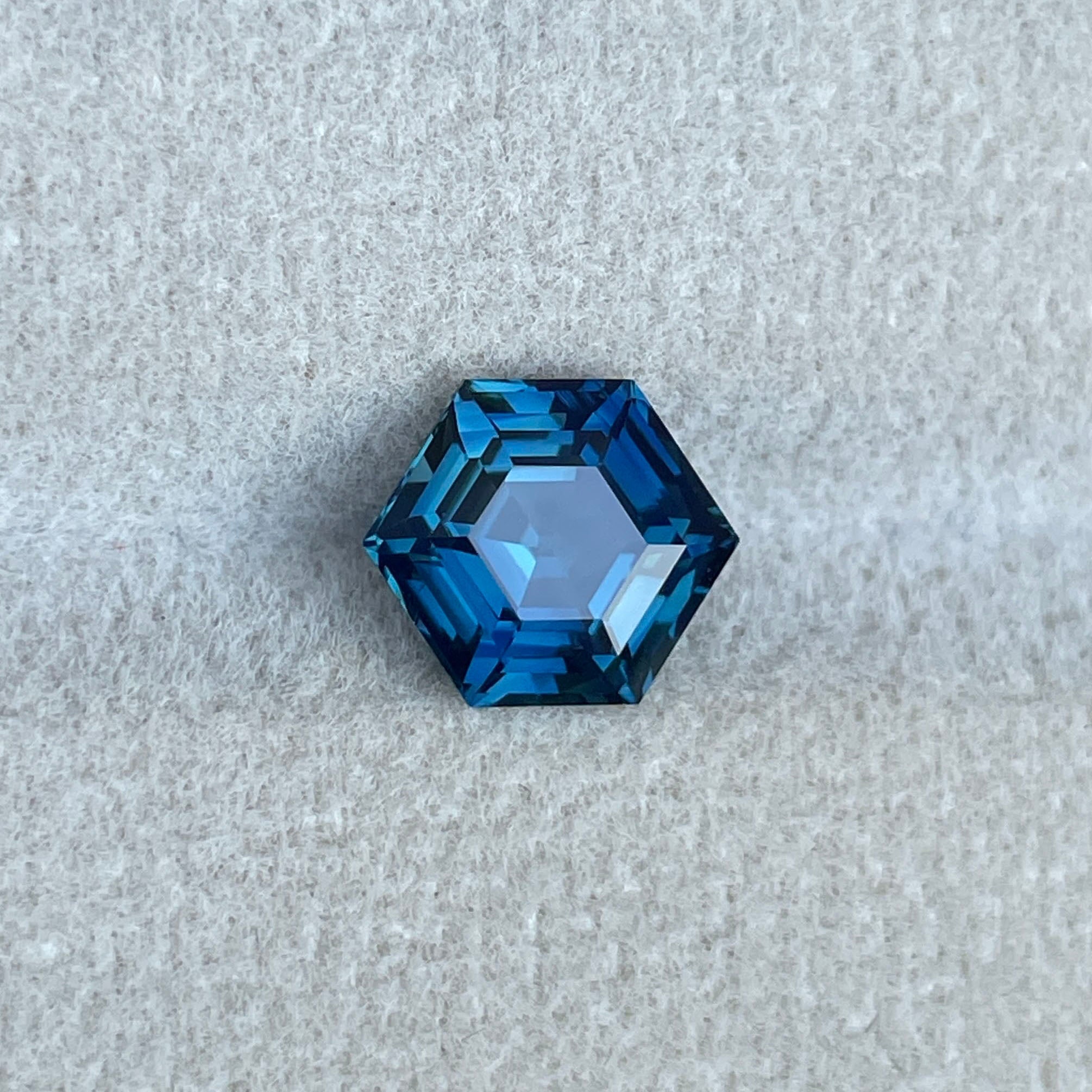 Trending gemstones in the USA for 2025 – sapphire and gemstone market trends