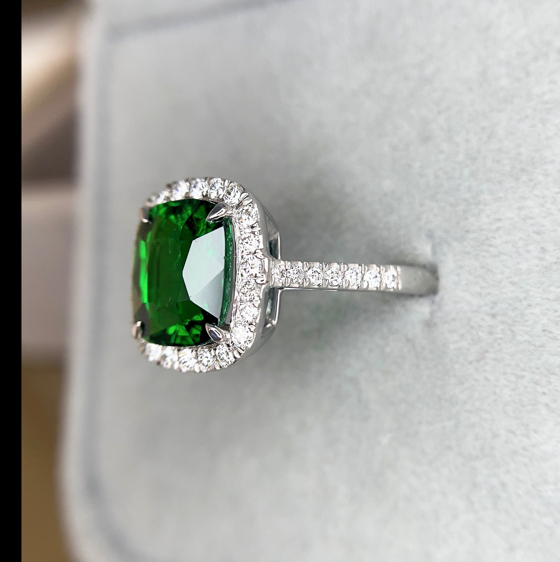 Green Garnet Ring, Garnet Ring 18k White gold, tsavorite garnet ring, unique ring, gift for her, Anniversary, Green Gemstone Engagement ring