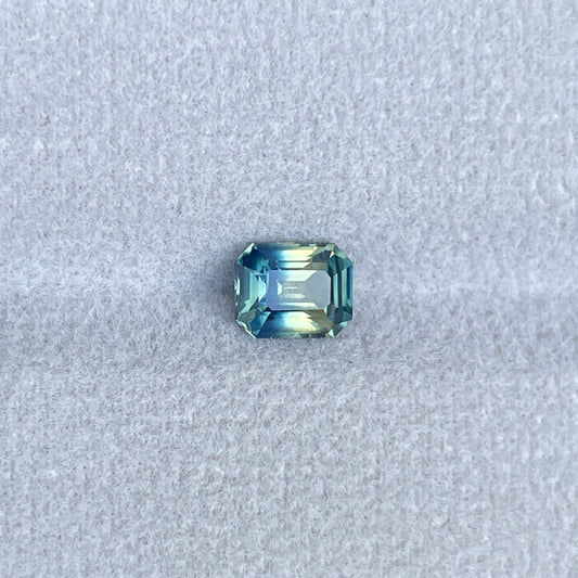 BI-COLOR SAPPHIRE. 1.22 crt. Emerald cut