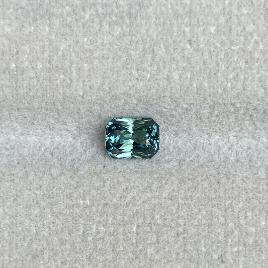 Greenish blue sapphire, 0.90 crt.