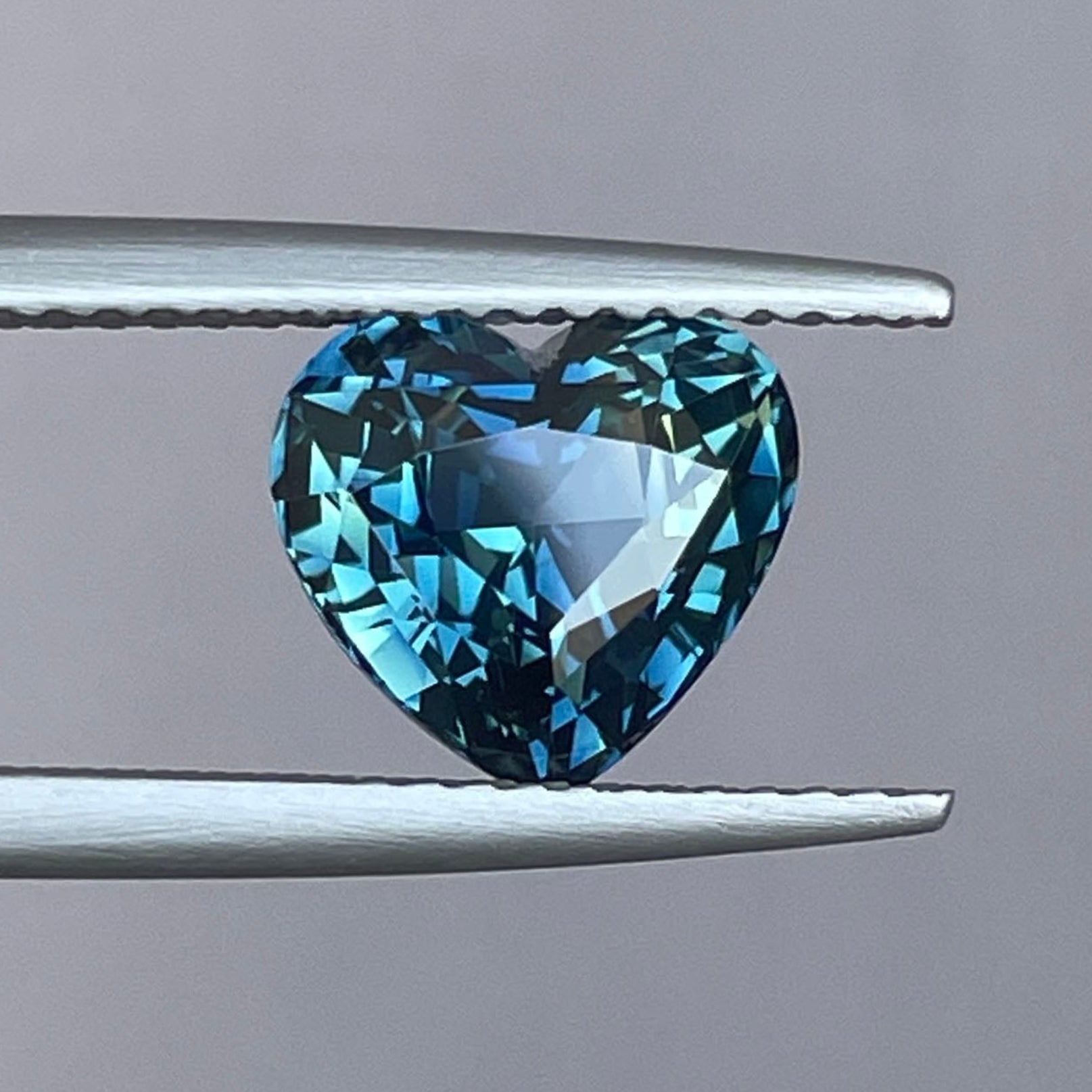 天然蓝绿色心形切割蓝宝石,重3.08克拉,来自NASHGEMS,适合定制戒指、订婚首饰或吊坠。