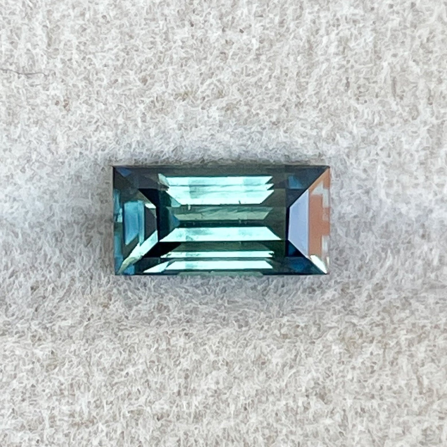 Saphir sarcelle 1,30 Ct taille princesse bicolore, de NASHGEMS, idéal pour bagues de fiançailles ou bijoux en pierres précieuses vertes.