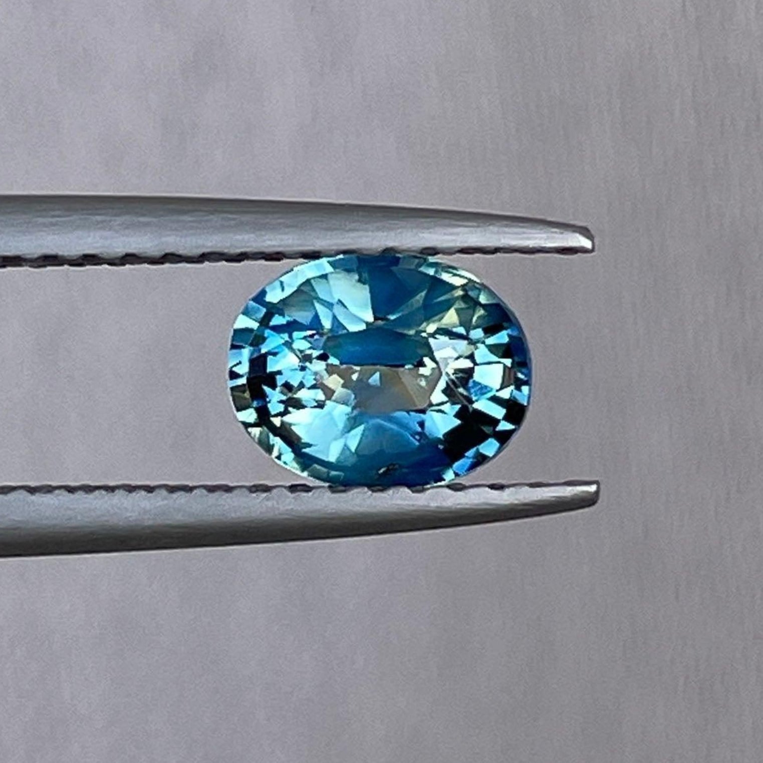 خاتم ذكرى من الياقوت الأزرق المخضر بتصميم بيضاوي يزن 1.07 قيراط من NASHGEMS، مثالي لخواتم الخطوبة والاقتراح المخصصة.