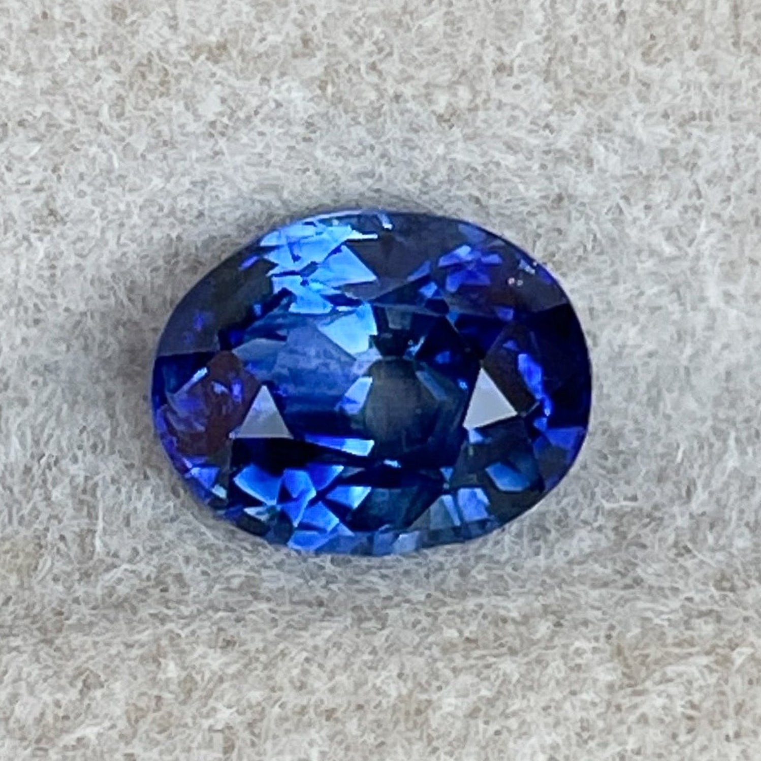 Pierre précieuse naturelle saphir bleu de Ceylan, taille ovale 1,08 Ct, traitée thermiquement, idéale pour bagues de fiançailles ou bijoux personnalisés.