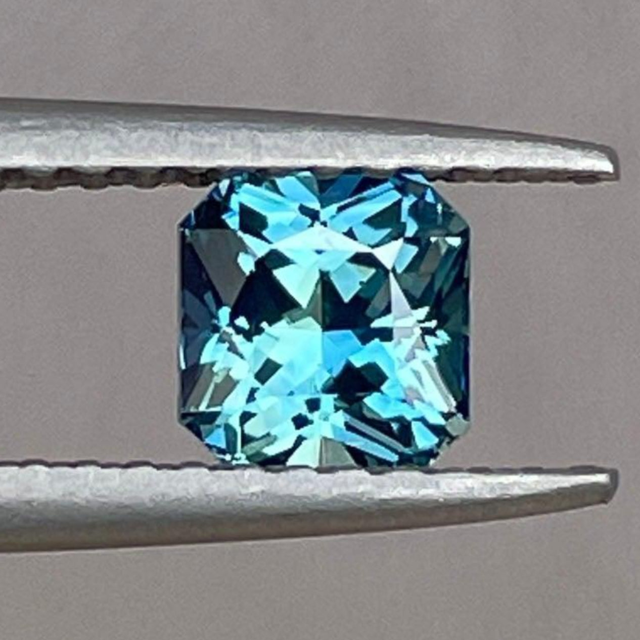 حجر ياقوت أزرق مخضر فضفاض بتقطيع مشع، حجر شهر سبتمبر، وزن 0.92 قيراط، من NASHGEMS، مثالي لتصميم المجوهرات.