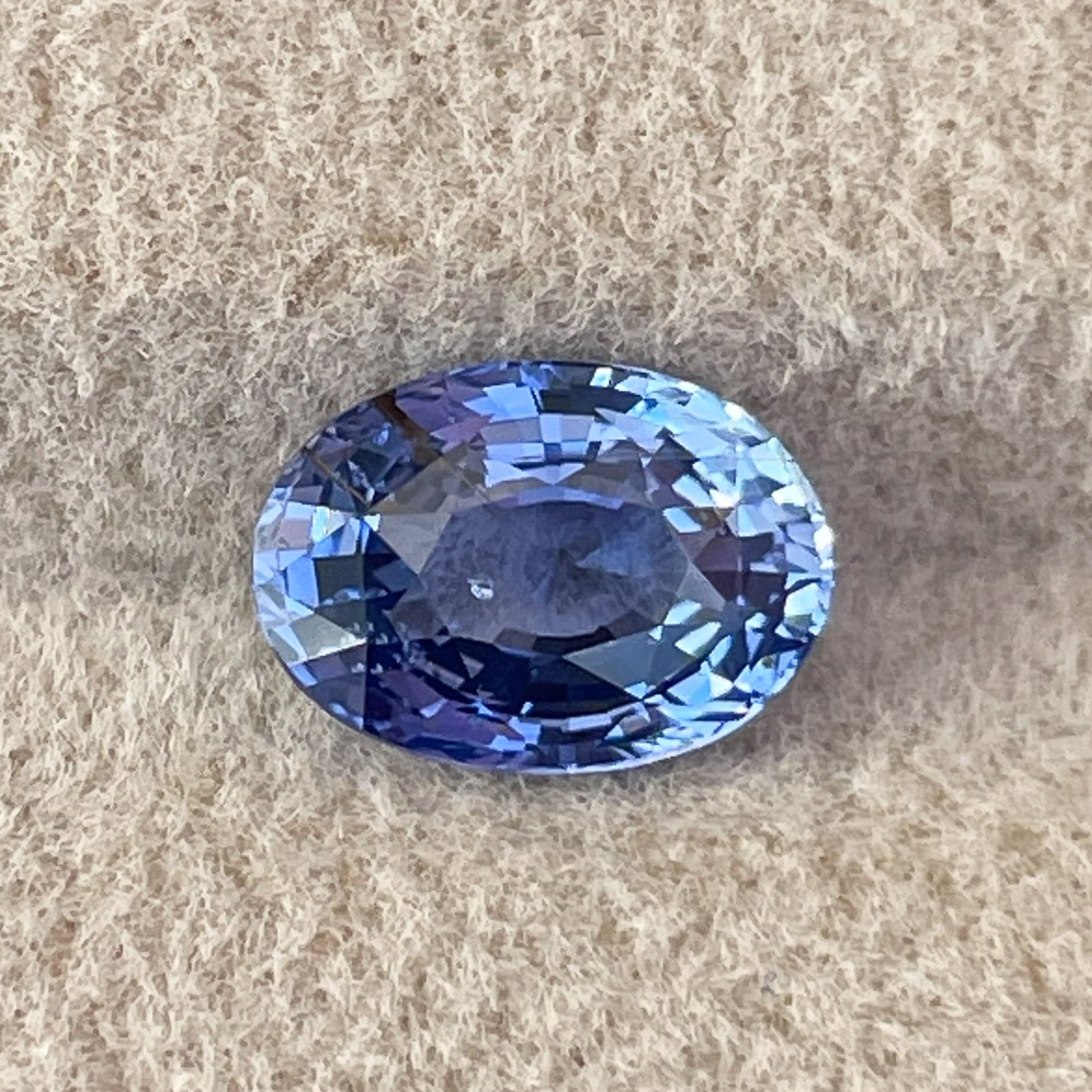 Saphir bleu naturel de Ceylan 1,54 Ct taille ovale, pierre précieuse détachée par NASHGEMS, présentant une couleur bleue vibrante et une surface polie.