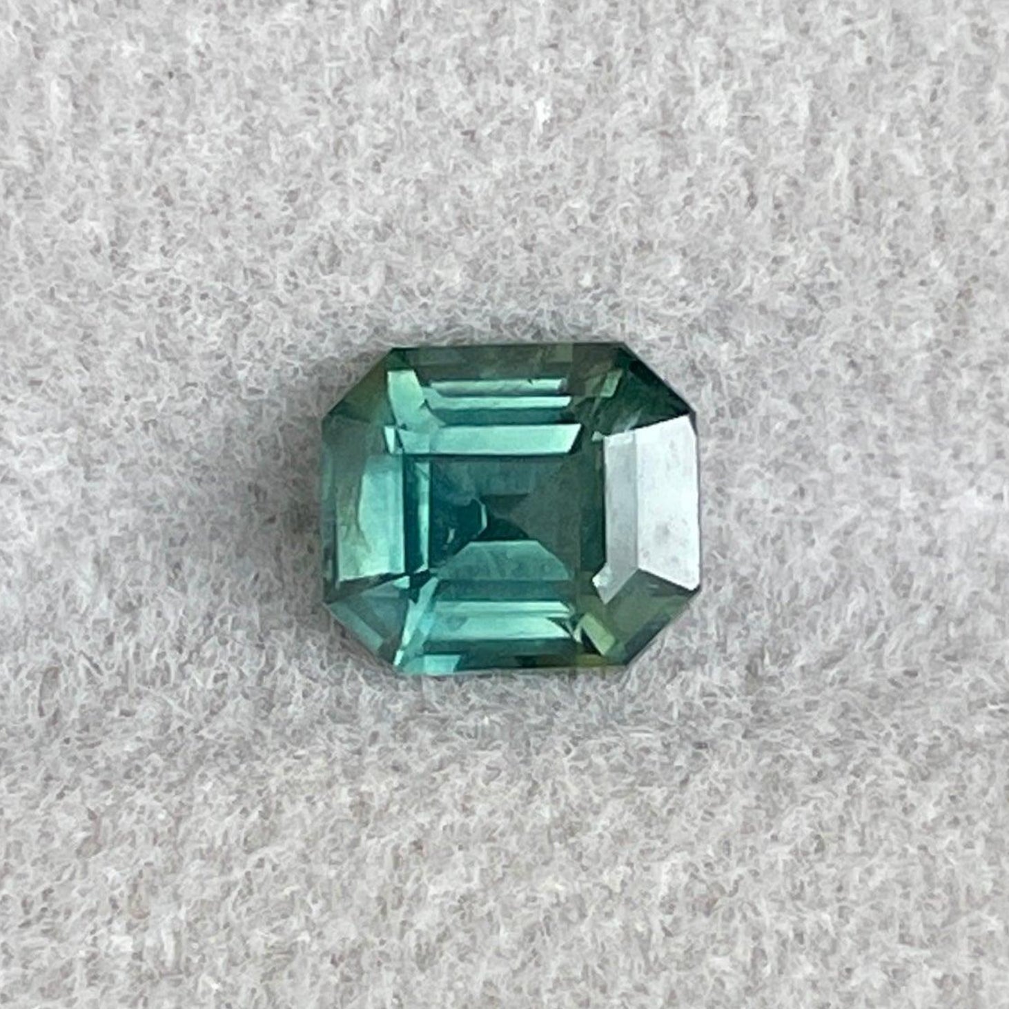 蓝绿色蓝宝石裸石,祖母绿切割,1.21克拉,来自NASHGEMS,适合定制戒指和珠宝设计。