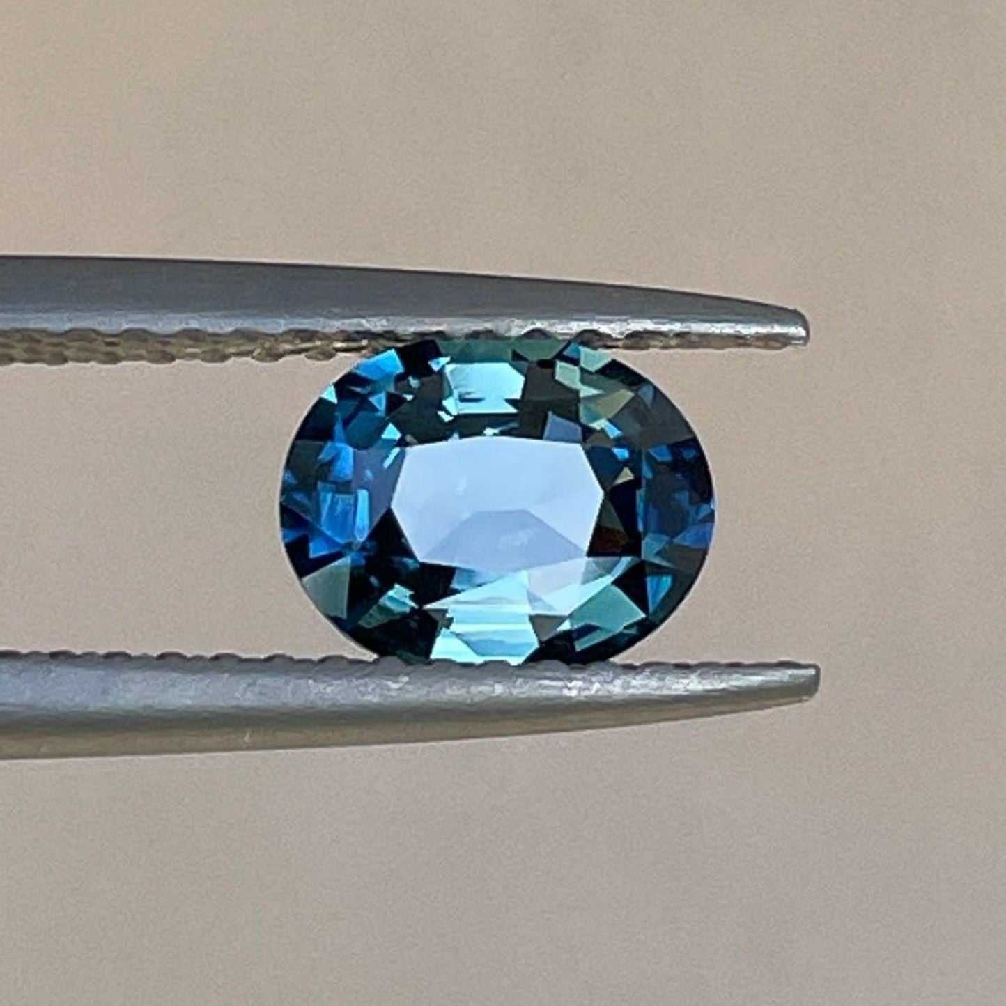 Pierre précieuse saphir naturel teal, 1,04 carats, forme ovale, gemme libre impeccable de NASHGEMS avec qualité certifiée.