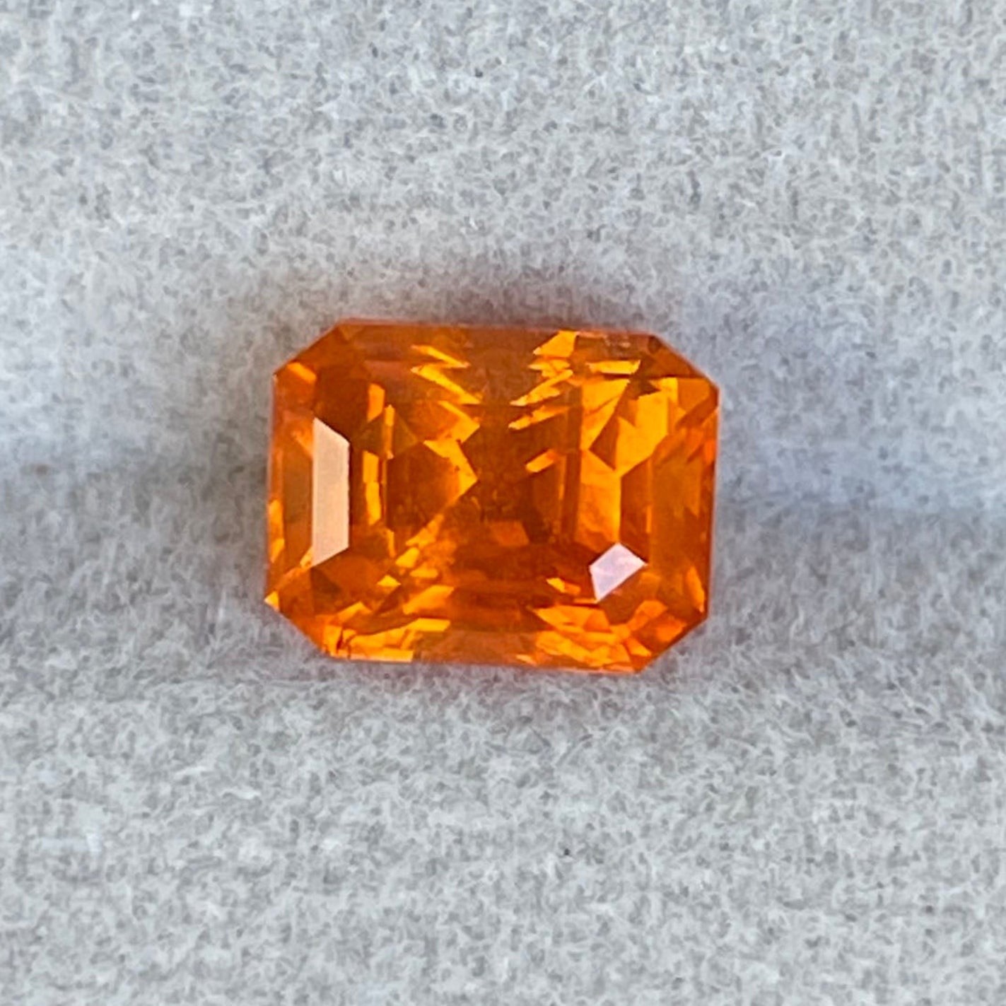 ナチュラルスペサルティンガーネット エメラルドカット 2.68カラット 未処理ルースガーネット ジュエリー用、NASHGEMS製。