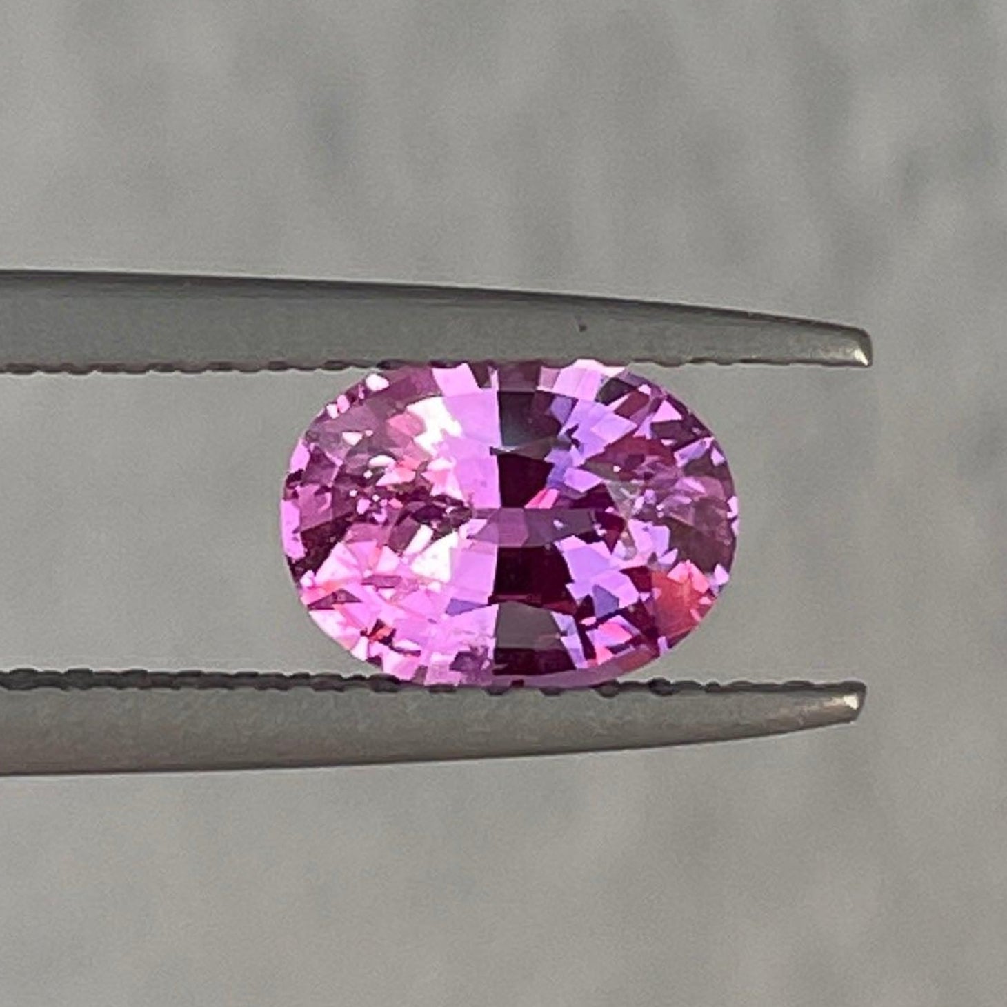 粉红蓝宝石宝石,1.15克拉,来自NASHGEMS,展现出鲜艳的玫瑰粉色,适用于珠宝或裸石。