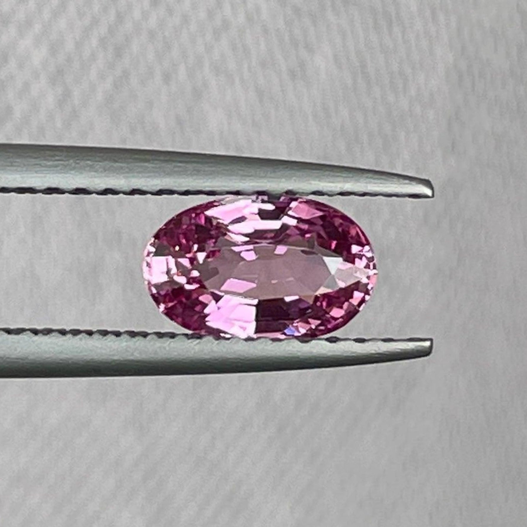 粉红蓝宝石订婚戒指,复古金质镶嵌,重1.07克拉,饰有粉红蓝宝石生日石和花卉蝴蝶设计。