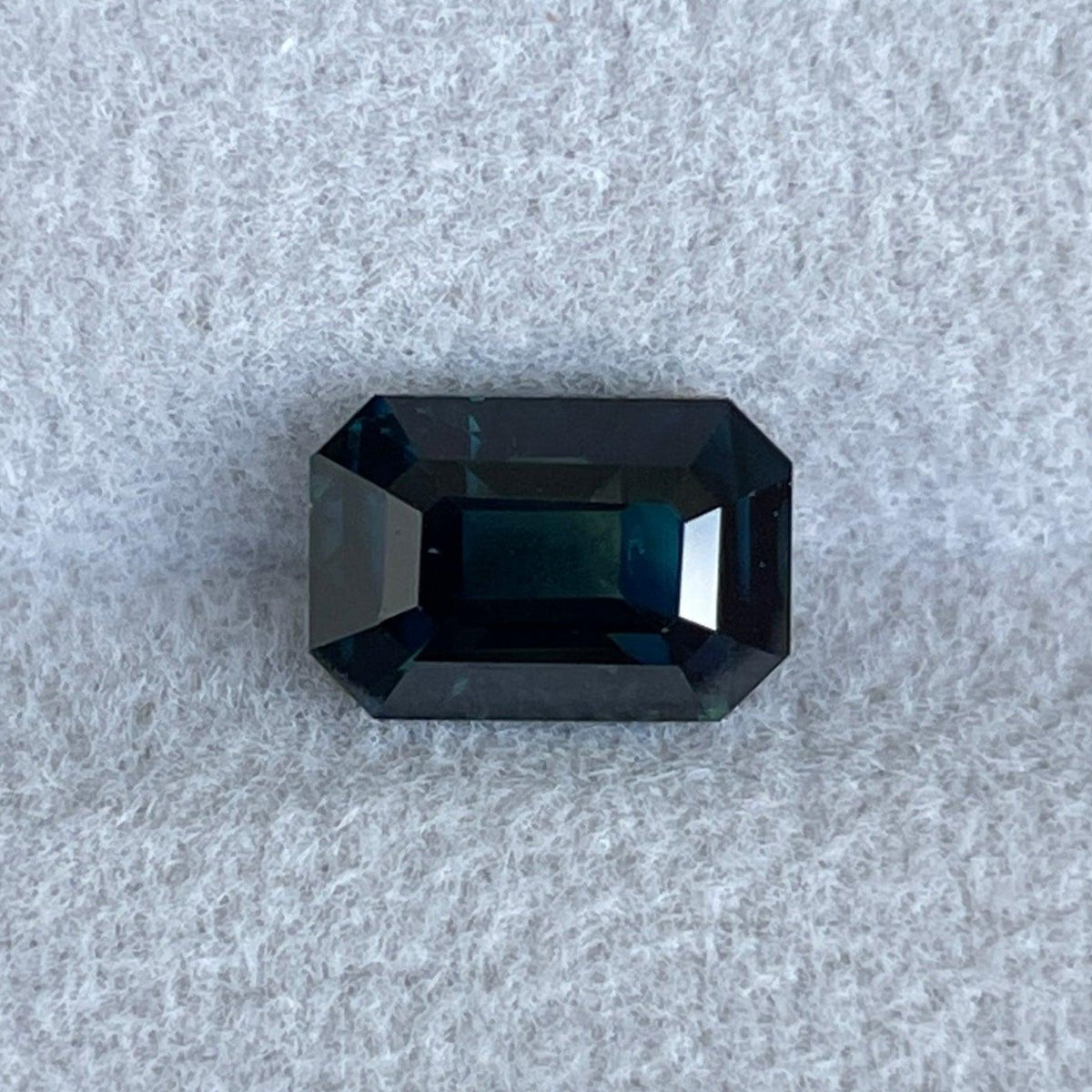 ティールナチュラルグリーンサファイア、エメラルドカット、2.26カラット、5.60x8.30x4.70mm、加熱処理済みの宝石、ジュエリー製作用。