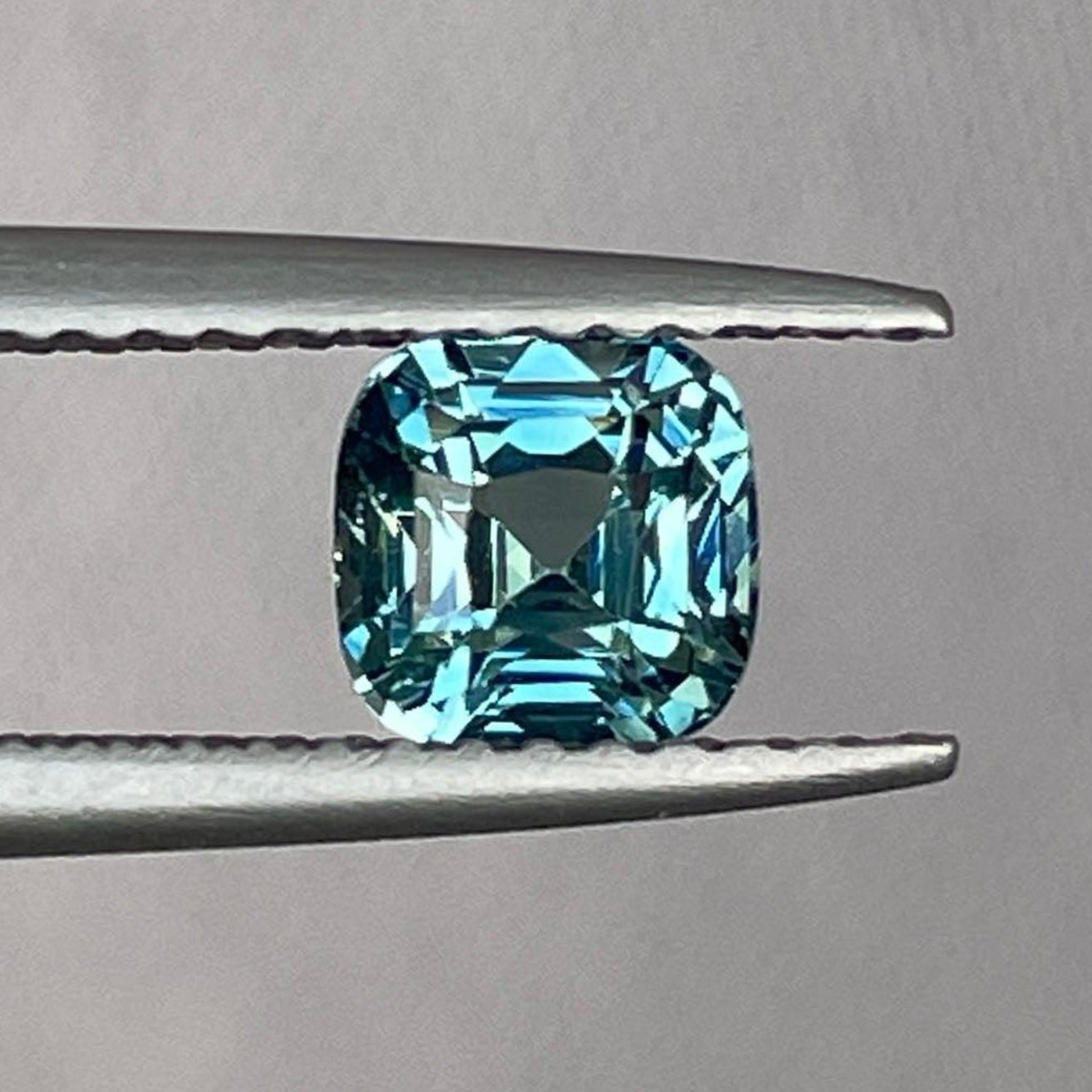 حجر ياقوت أزرق مخضر بتقطيع وسادة، وزن 1.04 قيراط، من NASHGEMS، مثالي لخواتم الخطوبة أو القلائد.