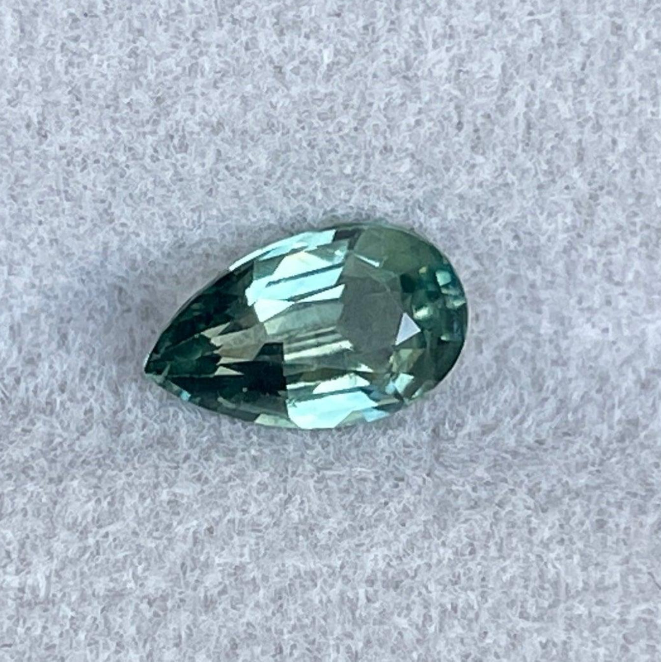 Saphir détaché parti-coloré vert sarcelle, 1,07 carats, de NASHGEMS, adapté pour bagues ou pendentifs.