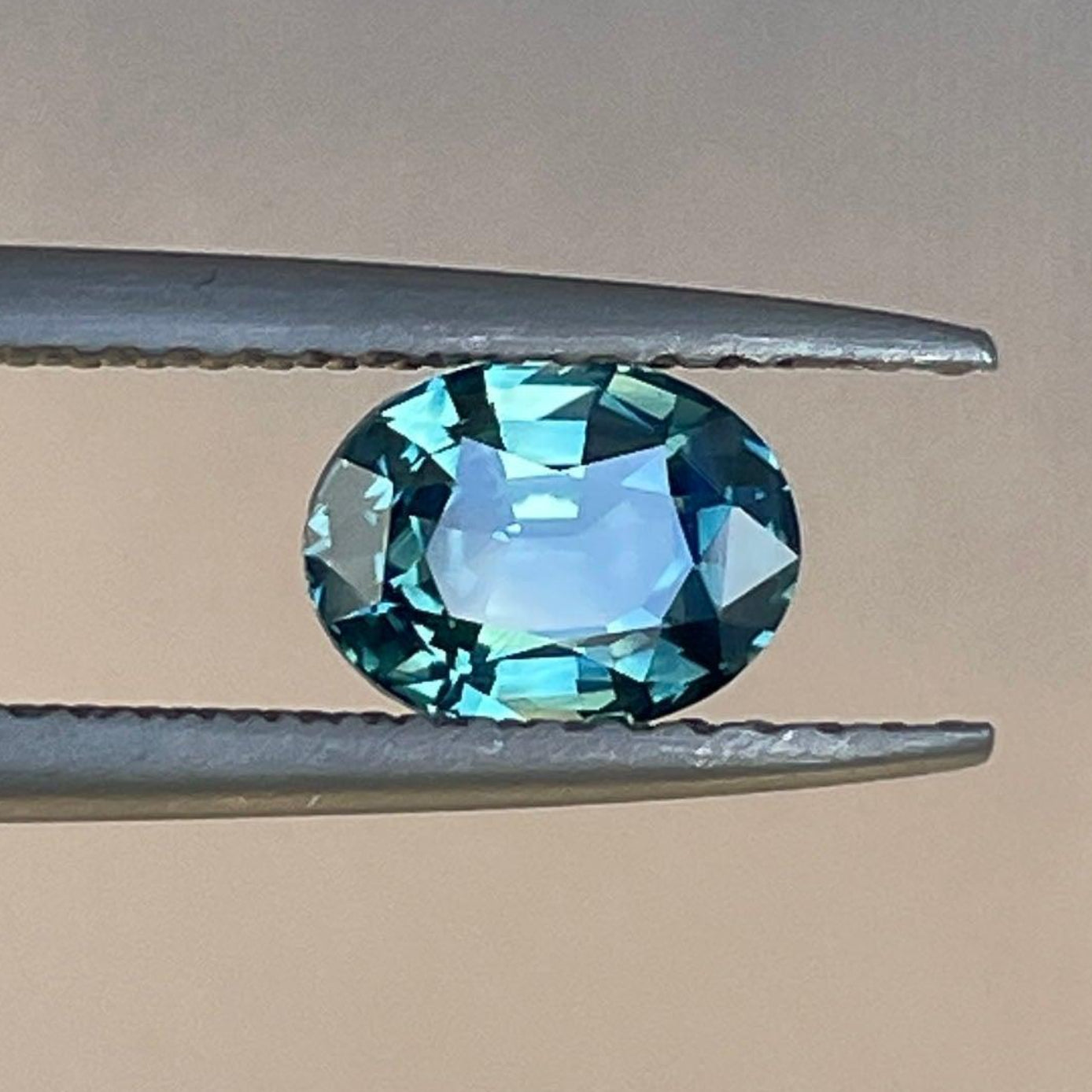 Pierre précieuse saphir teal taille ovale de NASHGEMS, 1,00 carat, saphir teal naturel de Sardaigne pour bagues de fiançailles.