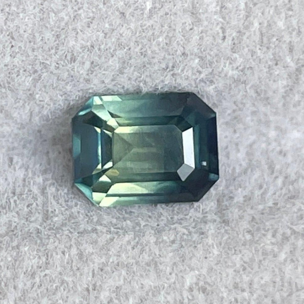Saphir parti bicolore bleu sarcelle et vert 1,09 ct NASHGEMS, pierre précieuse détachée, pierre de naissance vibrante de septembre pour bijoux.