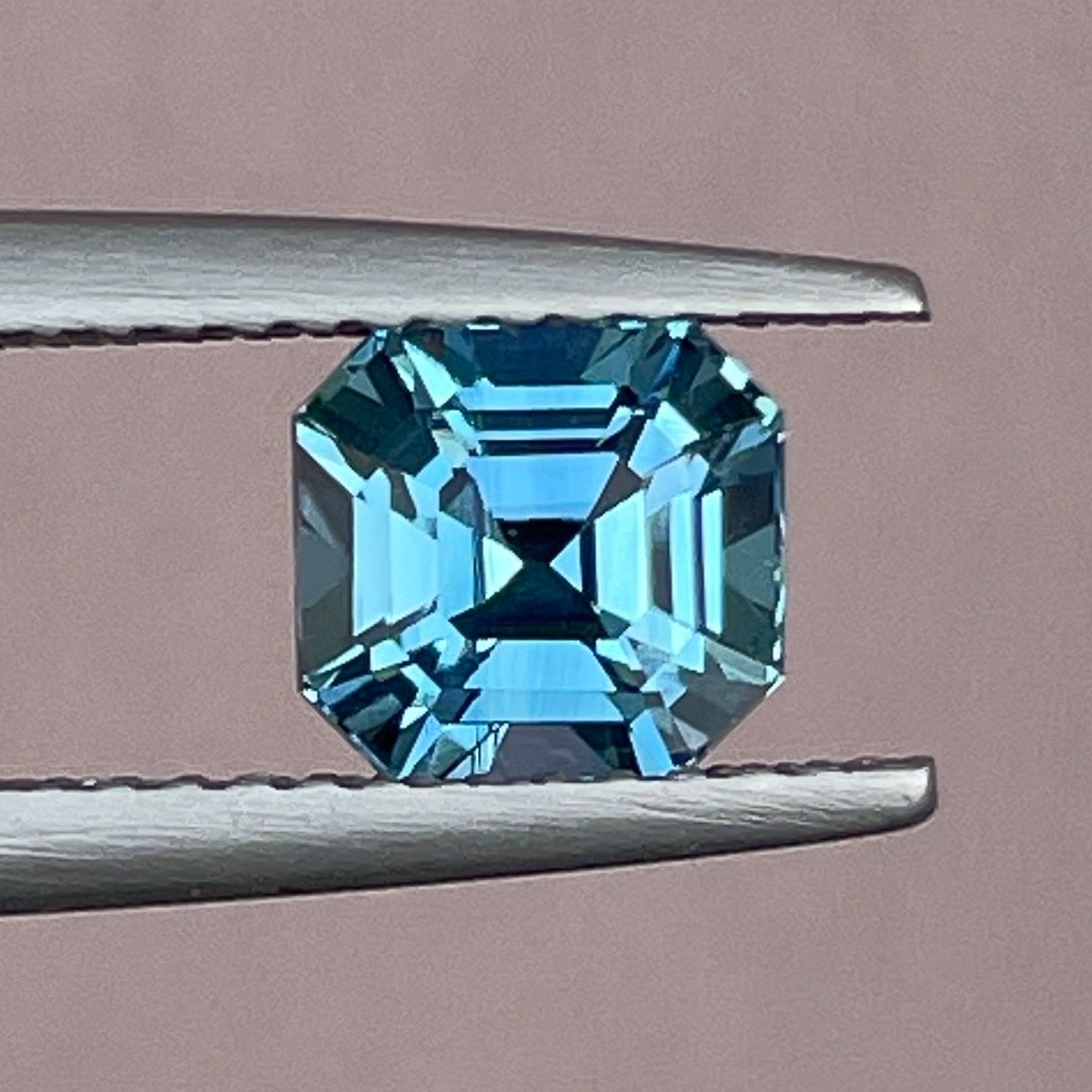 NASHGEMSのナチュラルティールサファイア1.76カラット、アッシャーオクタゴンカット。ジュエリーや婚約指輪に最適な加熱処理済みのルースティールサファイアです。