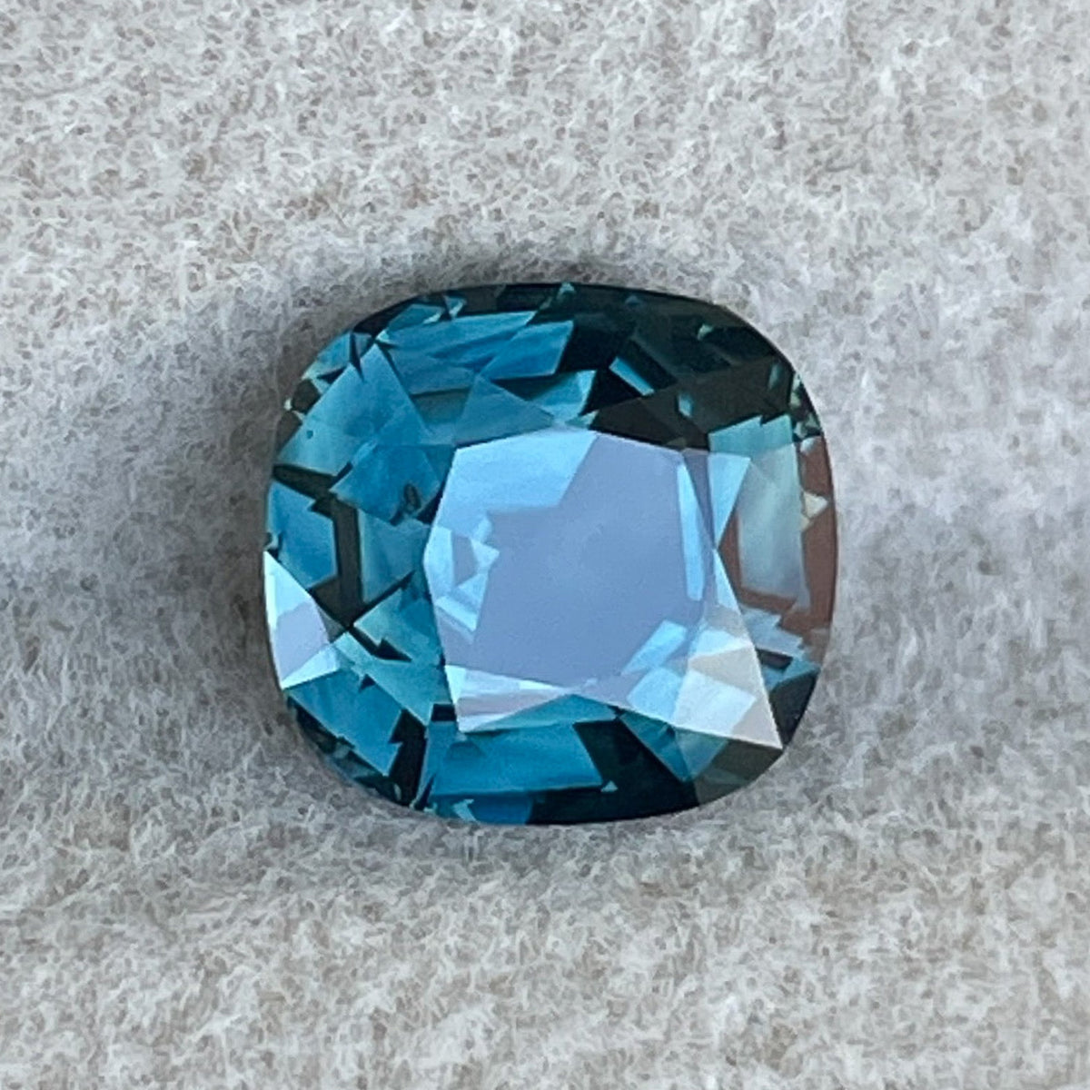 NASHGEMSのナチュラルティールサファイア2.02カラット、クッションカットのルースジェムストーン。婚約指輪やカスタムジュエリーに最適です。