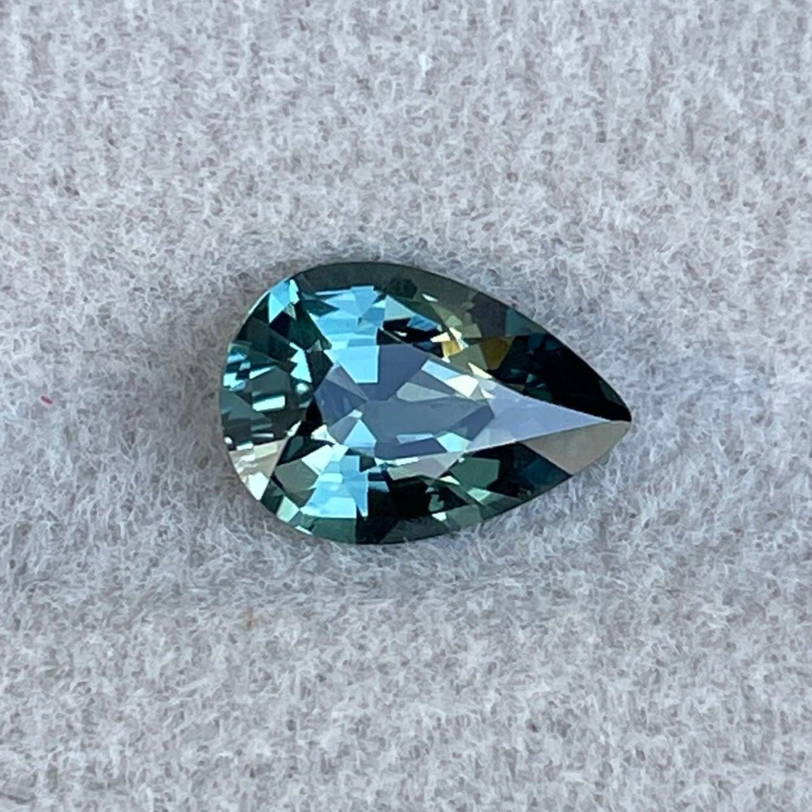 Bague de fiançailles en saphir bleu sarcelle avec une pierre précieuse du Montana bleu-vert en forme de goutte poire de 1,15 ct par NASHGEMS, bijou élégant pour les occasions spéciales.