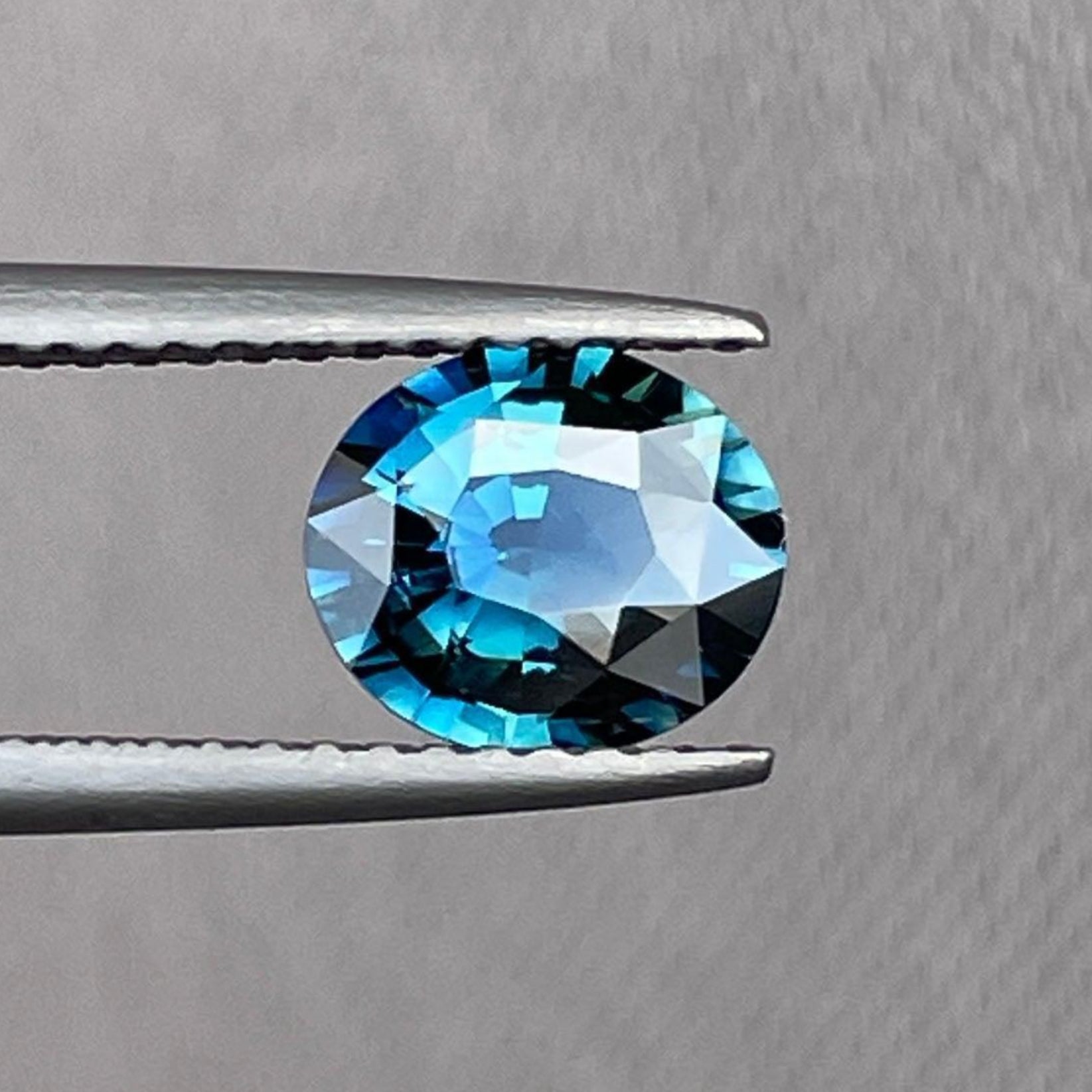 Pierre précieuse saphir sarcelle, taille ovale, 1,34 carats, pierre détachée bleu-vert avec une couleur sarcelle vibrante, de NASHGEMS.