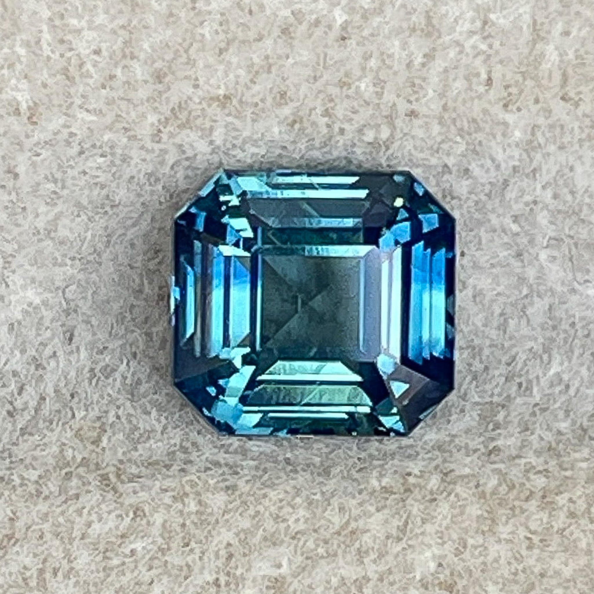 Saphir naturel bleu-vert sarcelle, taille émeraude 1,75 ct, saphir bi-couleur brut non chauffé par NASHGEMS pour bijoux de fiançailles.