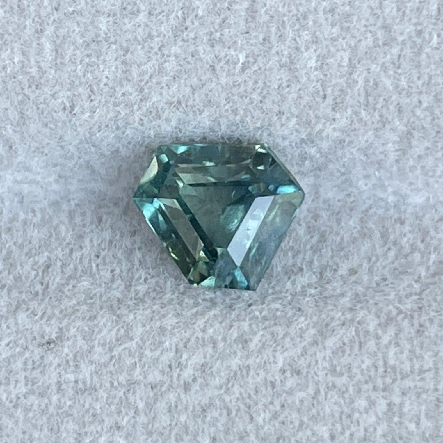 Saphir sarcelle 1,55 carat pierre précieuse en vrac par NASHGEMS, pierre de naissance bleu-vert vibrante idéale pour bagues de fiançailles ou personnalisées.