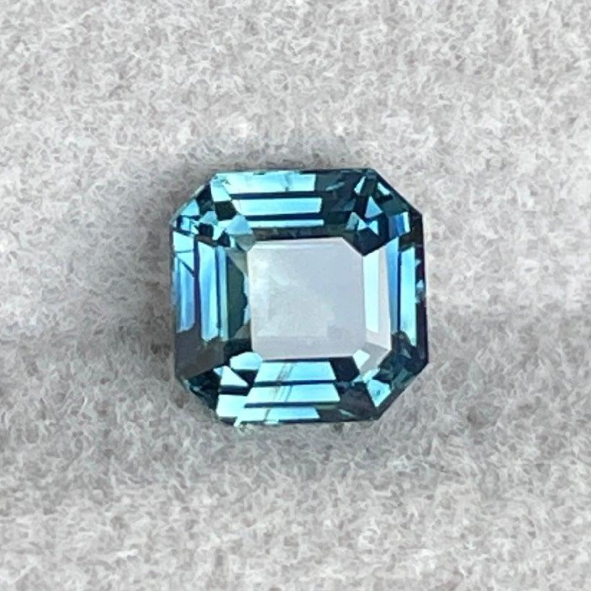 ياقوت أزرق مخضر بوزن 1.08 قيراط من NASHGEMS، يتميز بلون حيوي وبريق لامع.