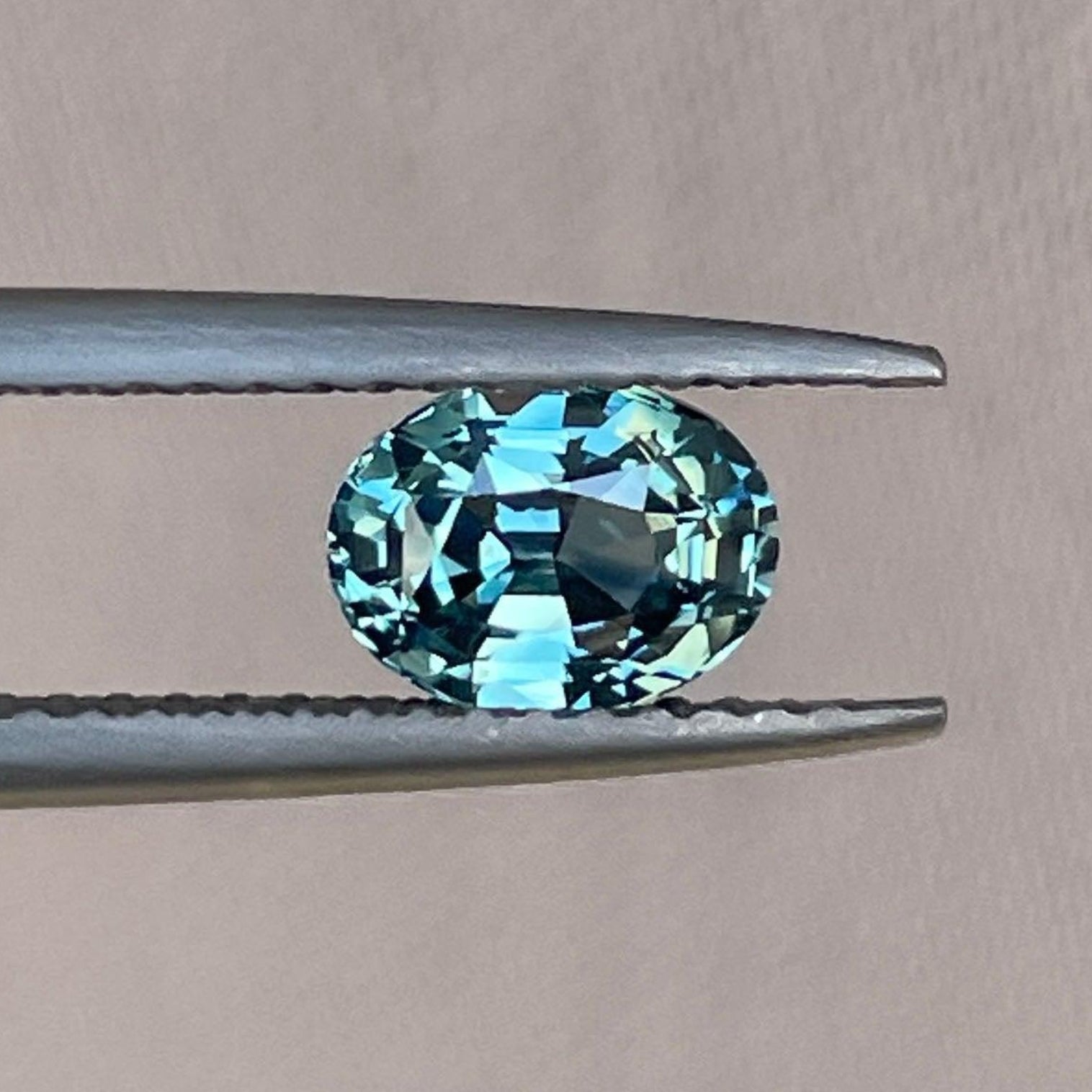 ياقوت أزرق مخضر بوزن 1.08 قيراط، قطع بيضاوي من NASHGEMS، مثالي لتصميم خاتم خطوبة أو ذكرى مخصص.