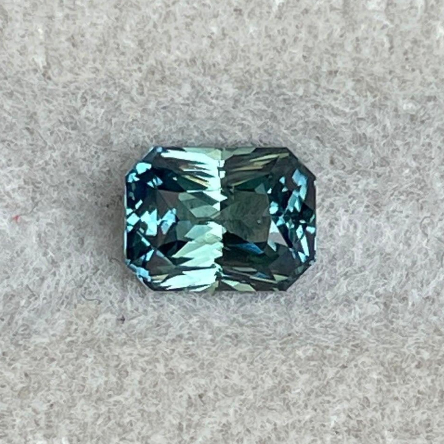Pierre précieuse saphir teal libre de NASHGEMS, 0,90 carat, couleur teal vibrante similaire aux saphirs Yogo du Montana pour la fabrication de bijoux.