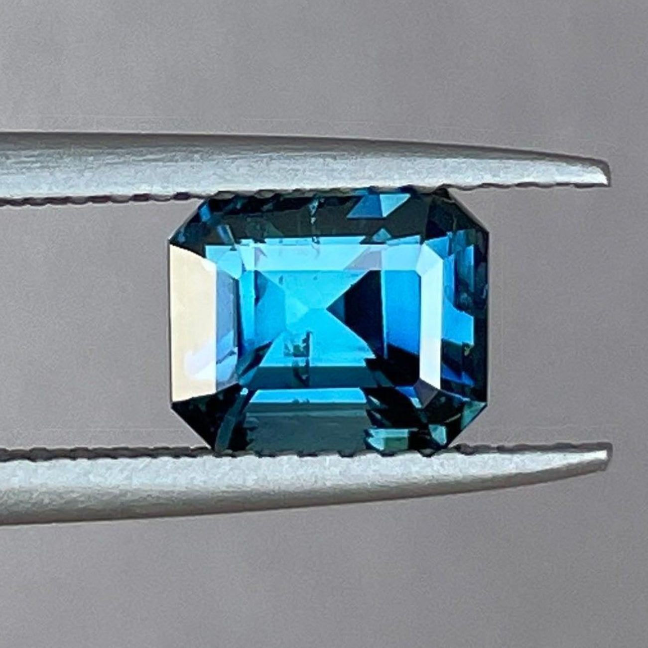 NASHGEMSのティールサファイア1.54カラット、エメラルドカットの宝石。婚約指輪やカスタムジュエリーデザインに最適です。