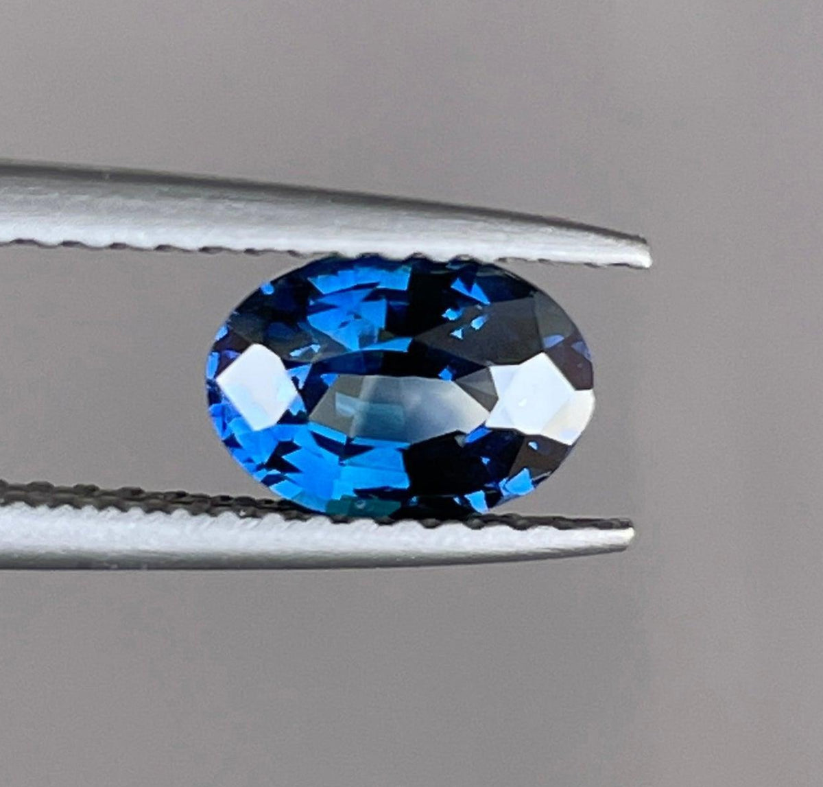 NASHGEMSのブルーサファイア宝石、1.16カラットのルース貴石。婚約指輪やジュエリー制作に最適です。