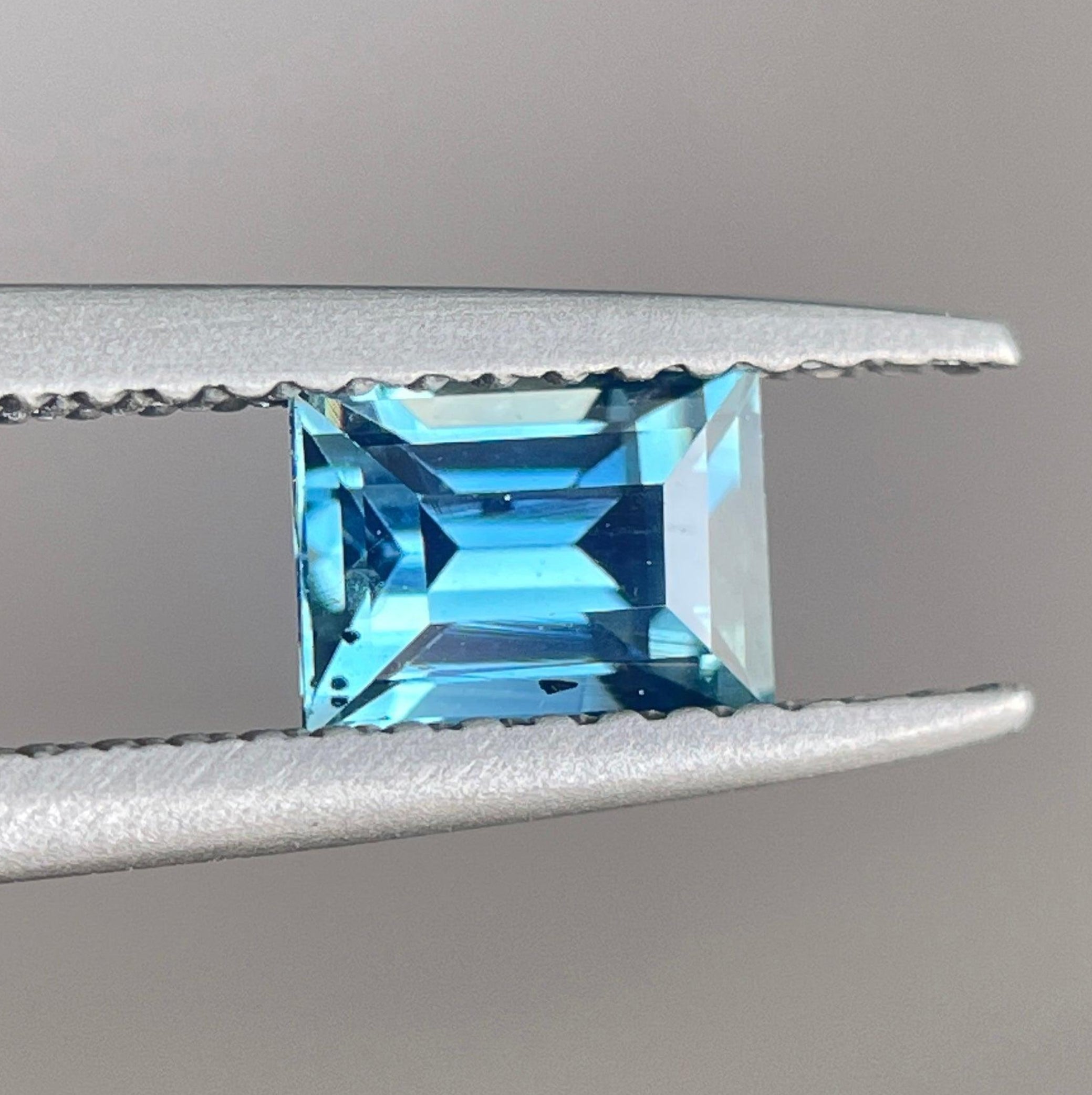 Teal sapphire engagement ring by NASHGEMS featuring a 0.79 carat bi-color teal and green sapphire setting.