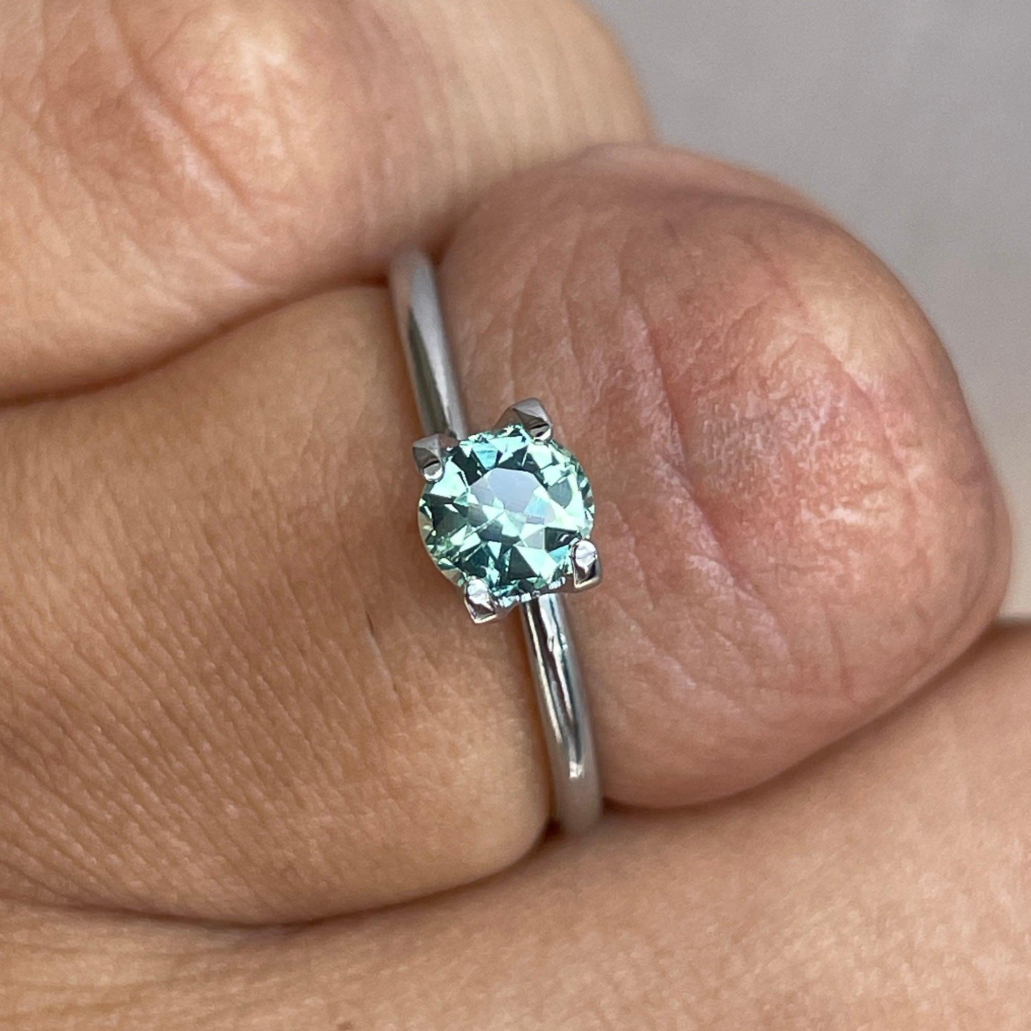 Green sapphire 0.89 crt