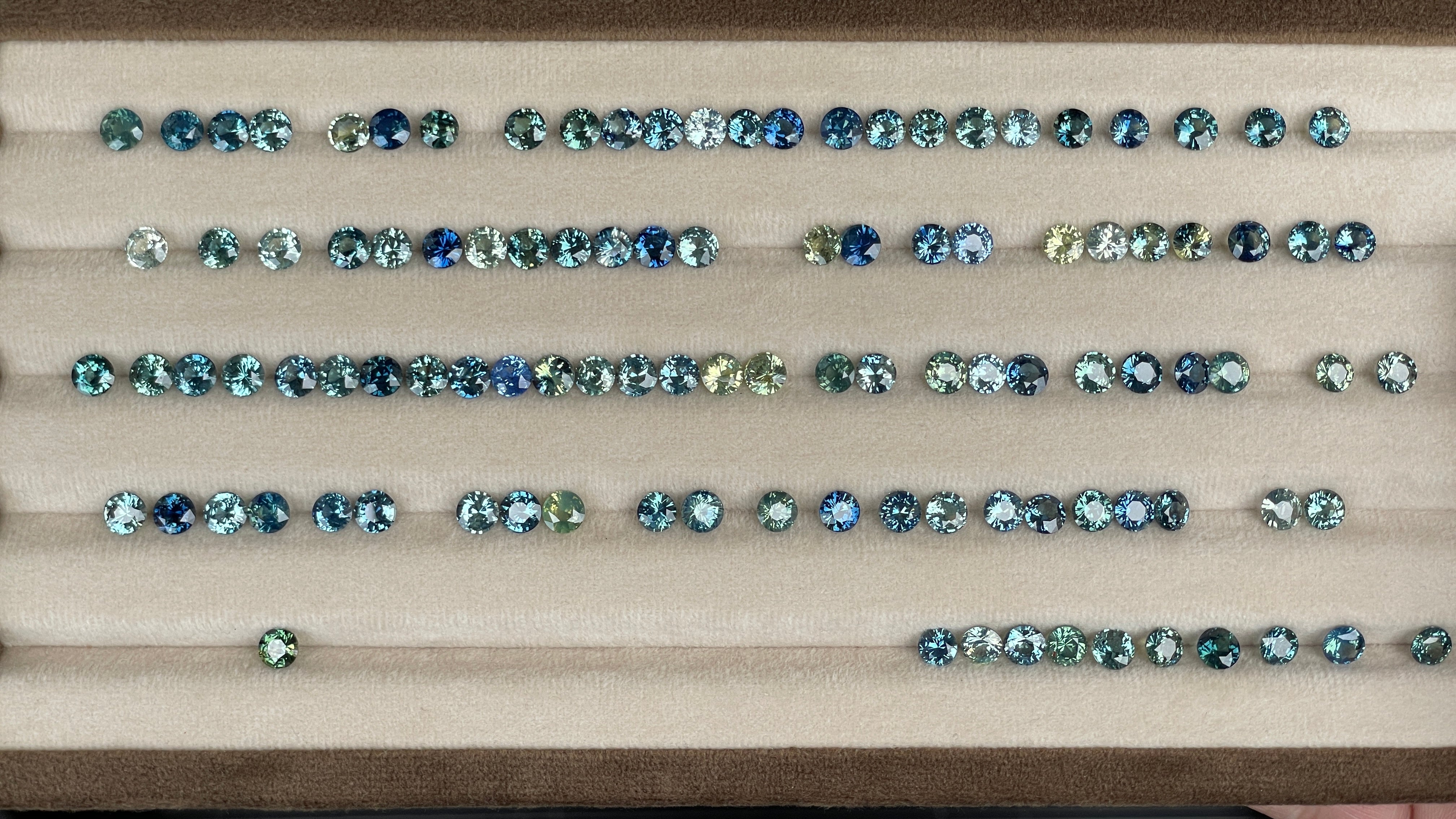 natural teal sapphire round 5-5.5mm - NASHGEMS
