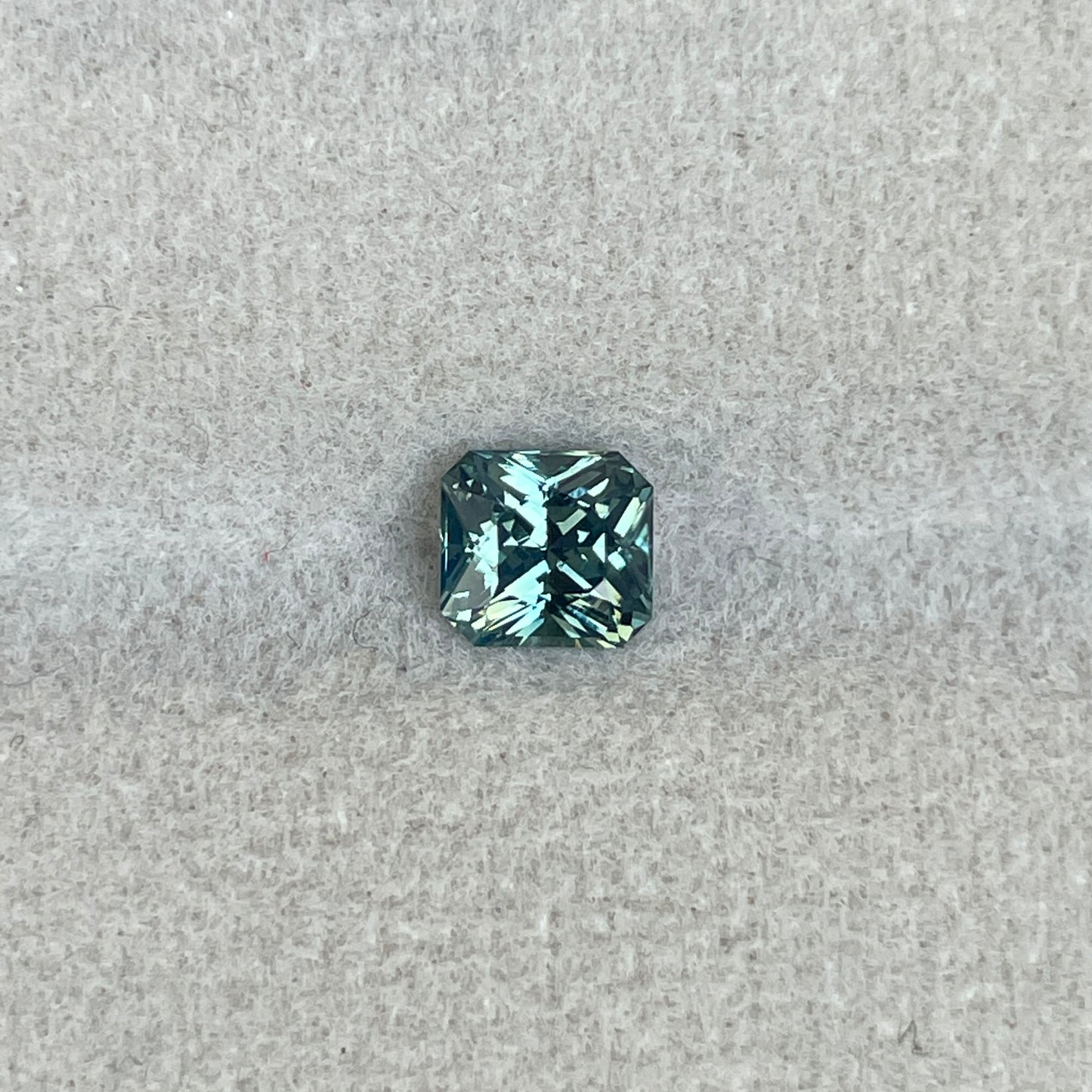 Greenish blue sapphire, 1.00 crt.