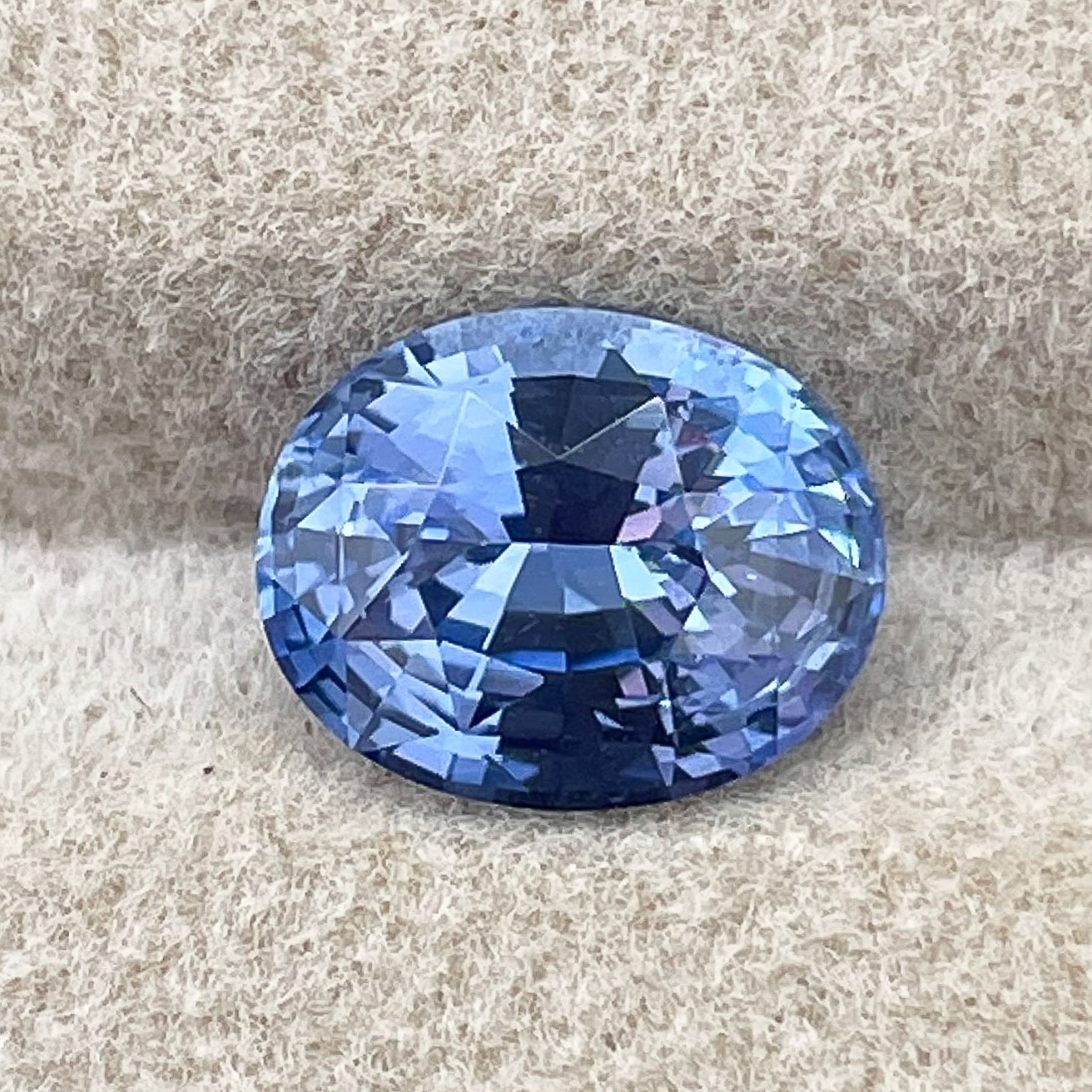 Pierre précieuse naturelle saphir bleu de Ceylan, taille ovale 2,15 Ct, pureté VVS, idéale pour bagues de fiançailles ou bijoux personnalisés par NASHGEMS.