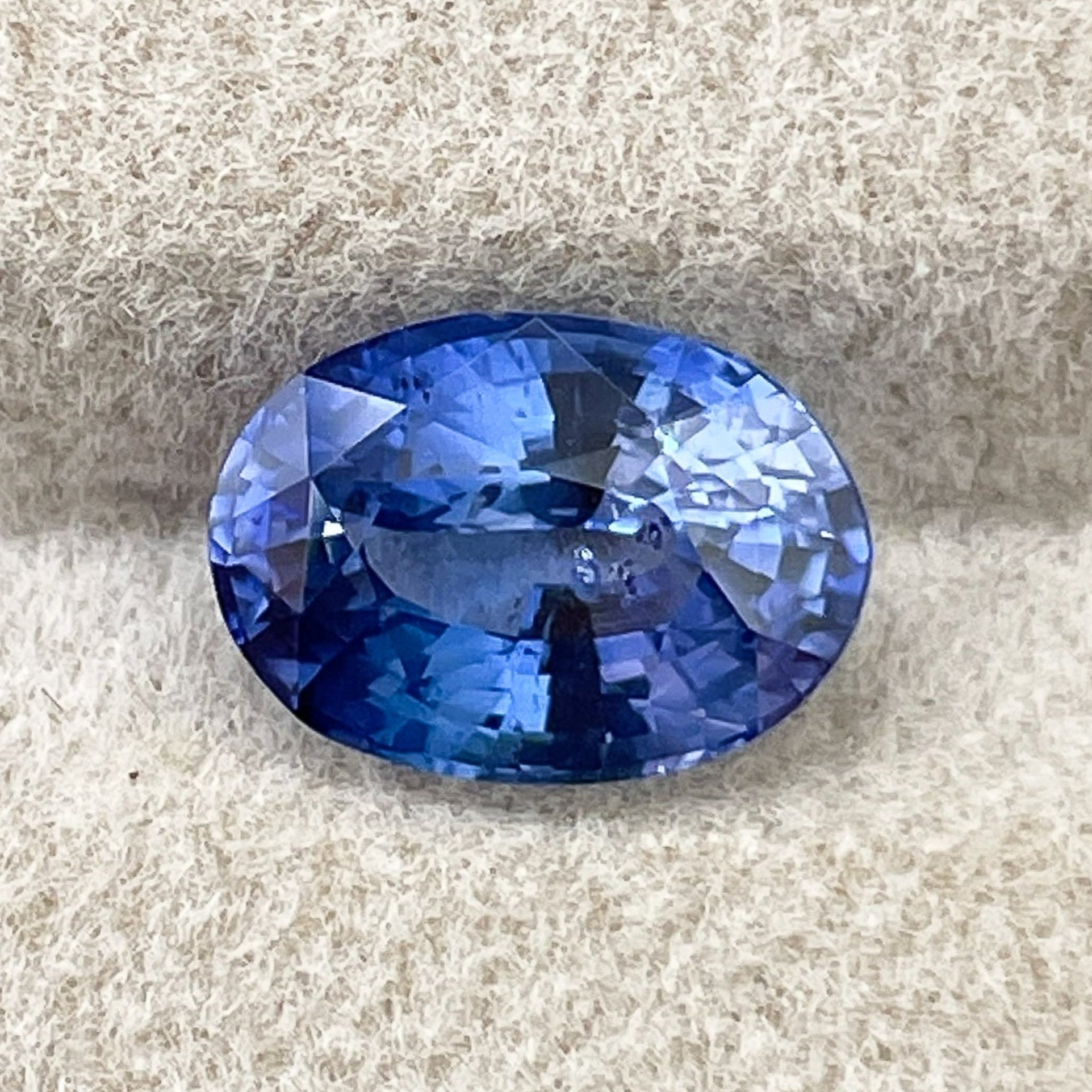 Pierre précieuse naturelle saphir bleu de Ceylan, taille ovale, 2,27 Ct, idéale pour bagues de fiançailles ou bijoux personnalisés par NASHGEMS.