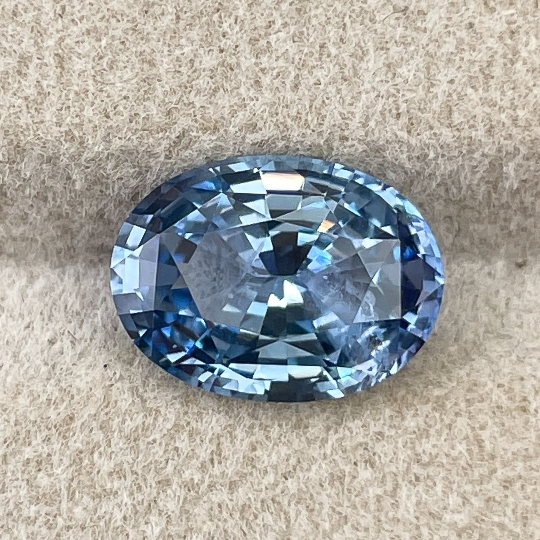 Pierre précieuse naturelle saphir bleu de Ceylan, taille ovale 3,34 Ct, idéale pour bagues de fiançailles ou bijoux personnalisés par NASHGEMS.