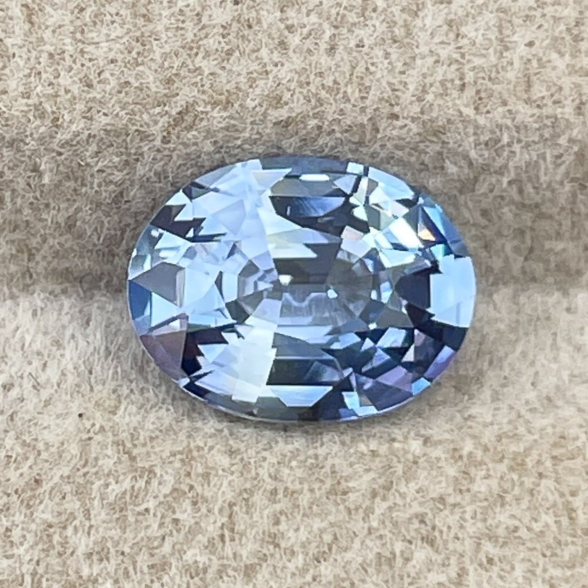Pierre précieuse naturelle saphir bleu de Ceylan, 2,06 carats, taille ovale, non chauffée, pureté VVS, idéale pour bagues de fiançailles par NASHGEMS.