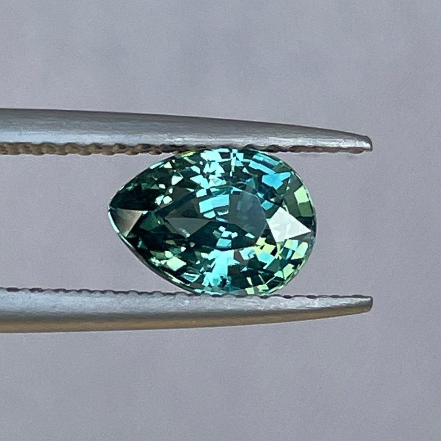 青绿色梨形蓝宝石宝石，1.40克拉，经过加热处理的裸石，适用于戒指或吊坠，由NASHGEMS提供。