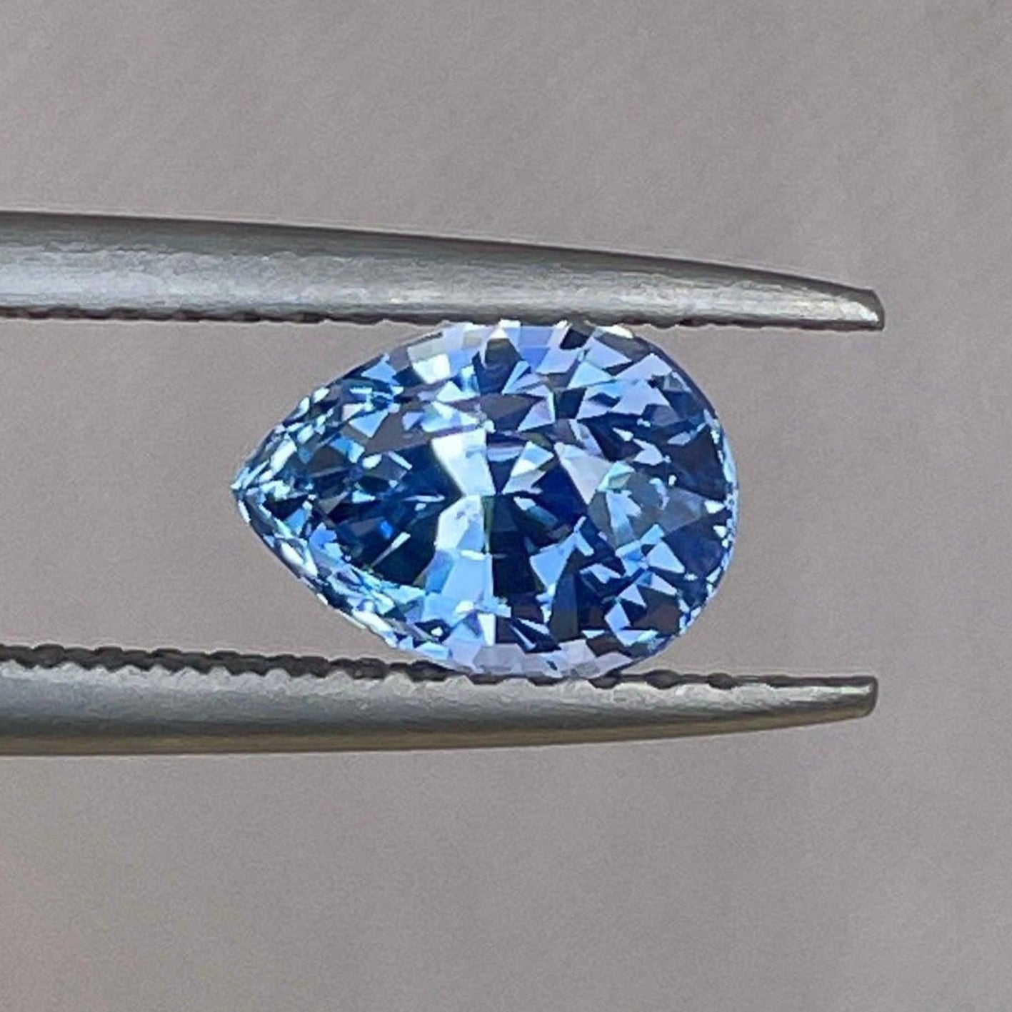 ブルーサファイア宝石、1.48カラット、婚約指輪用のルース貴石、NASHGEMSによる鮮やかな青色を際立たせた一品。