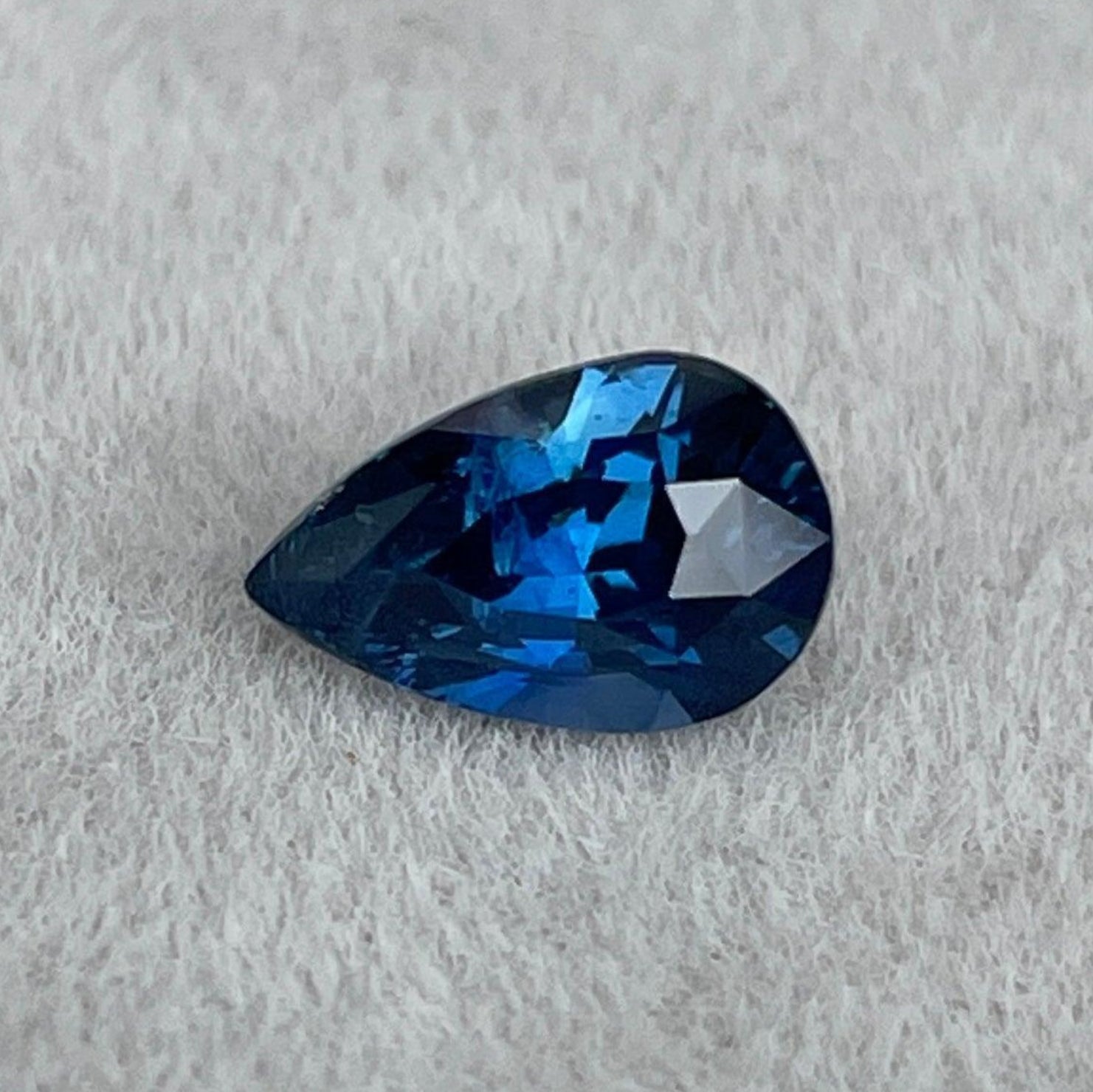 NASHGEMS 绿松石蓝蓝宝石订婚戒指，镶嵌1.34克拉璀璨蓝色宝石，适合男女婚戒设计。
