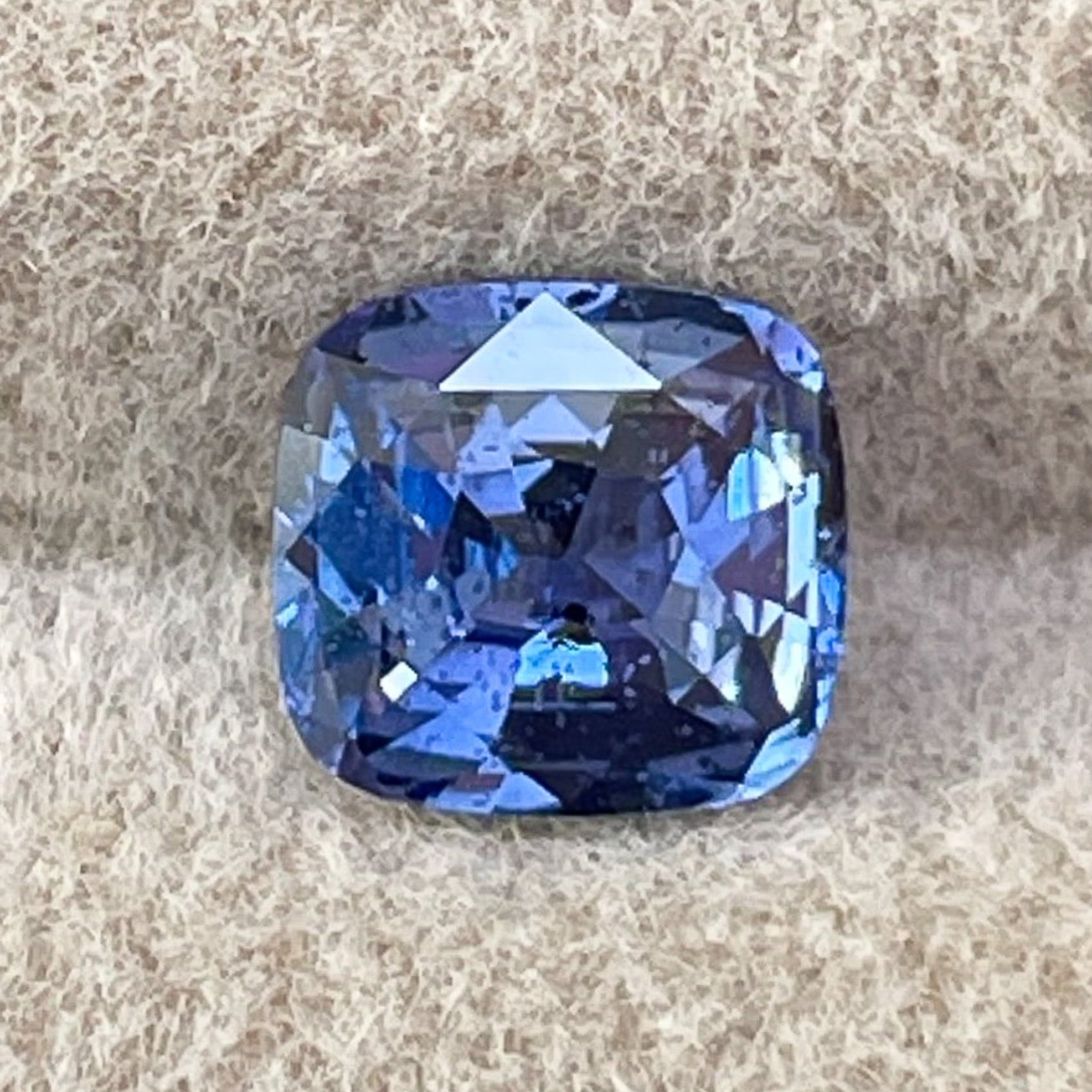 NASHGEMSのナチュラルセイロンブルーサファイア1.06カラット、クッションカットのルースジェムストーン。婚約指輪に最適です。