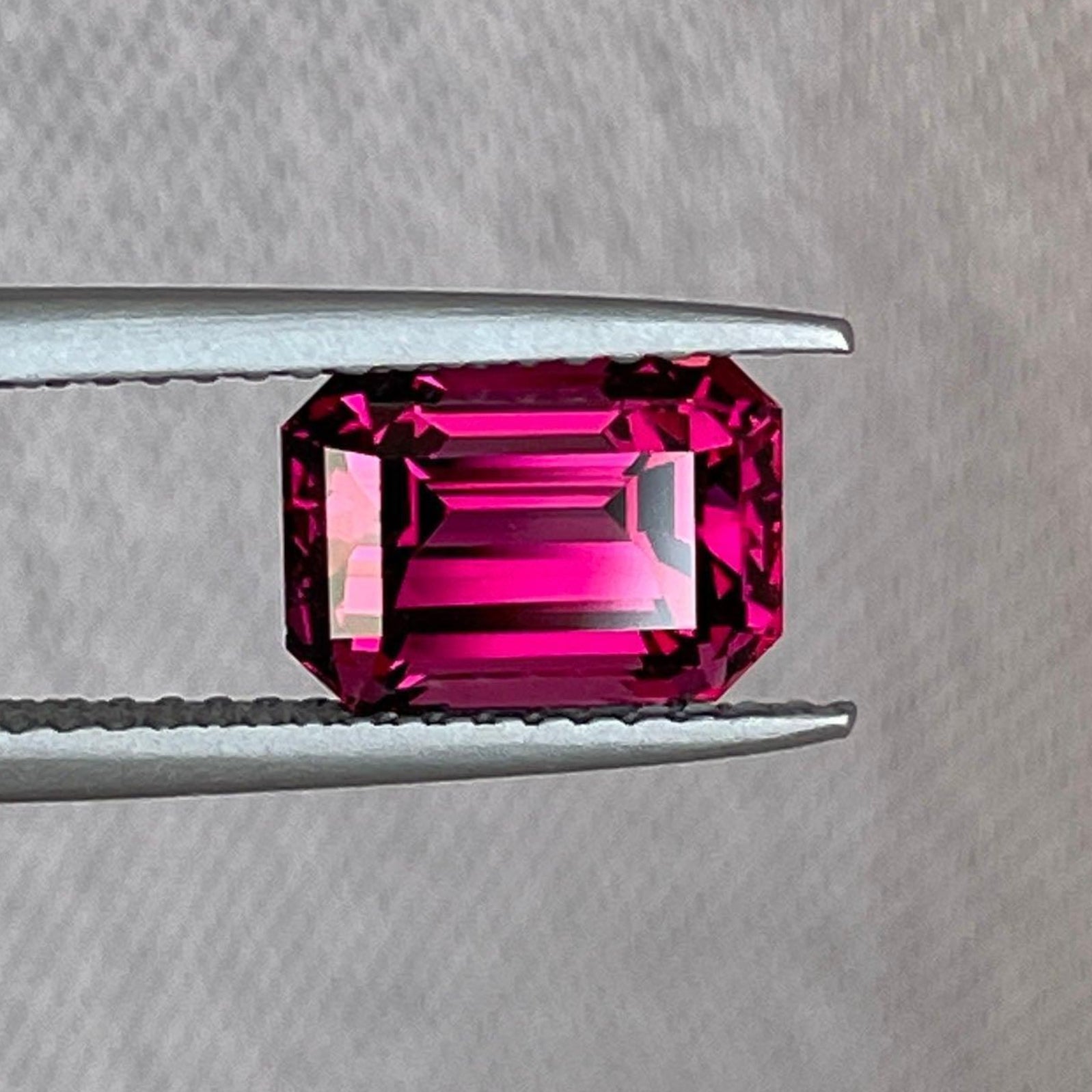天然2.98克拉切面红石榴石裸石，1月诞生石，无处理，来自NASHGEMS，展现鲜艳的红榴石色彩。