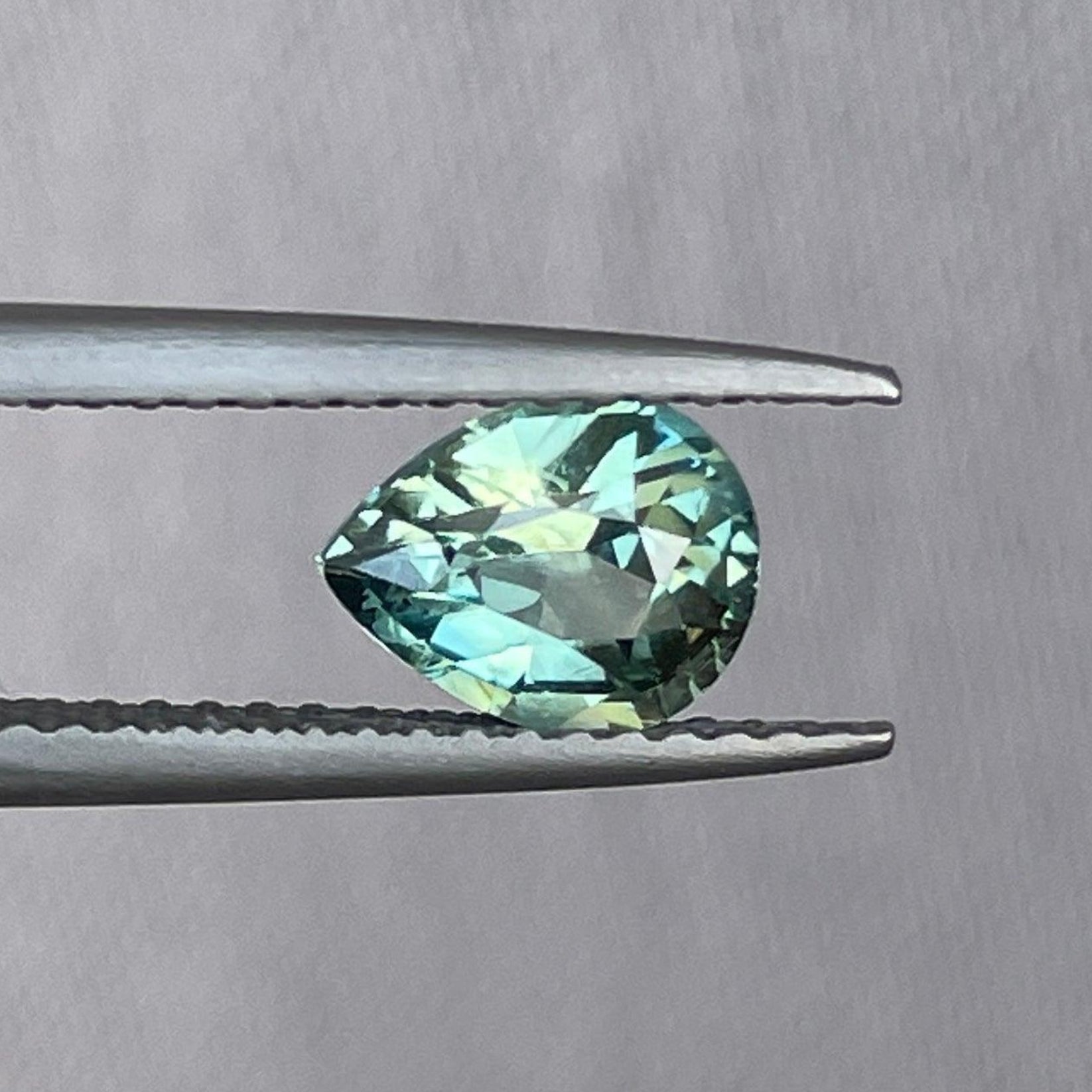 Saphir détaché bicolore vert sarcelle, 1,25 carats, forme poire, parfait comme pierre de naissance de septembre, de NASHGEMS.