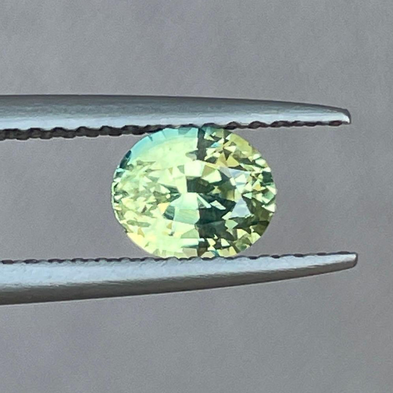 Saphir détaché bicolore vert sarcelle, 1,12 carats, forme ovale, pierre de naissance de septembre, de NASHGEMS.