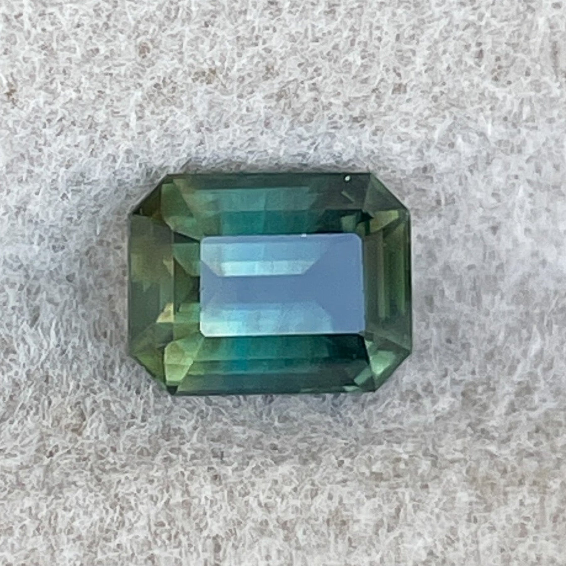 Saphir naturel bicolore bleu sarcelle 1,13 Ct taille émeraude, pierre précieuse détachée par NASHGEMS, idéal pour bagues de fiançailles ou bijoux personnalisés.