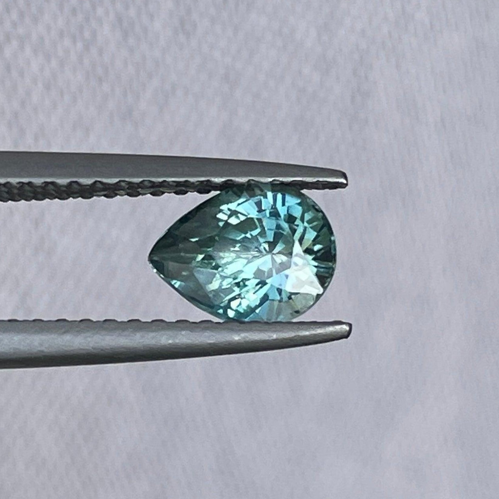 Saphir vert sarcelle de 1,09 carat en forme de poire pour bague de fiançailles ou d'anniversaire personnalisée par NASHGEMS.