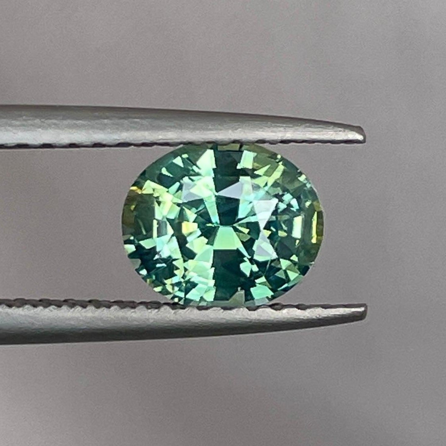 青绿色蓝宝石裸石，椭圆形切割，1.31克拉，来自NASHGEMS，适合定制戒指和珠宝设计。