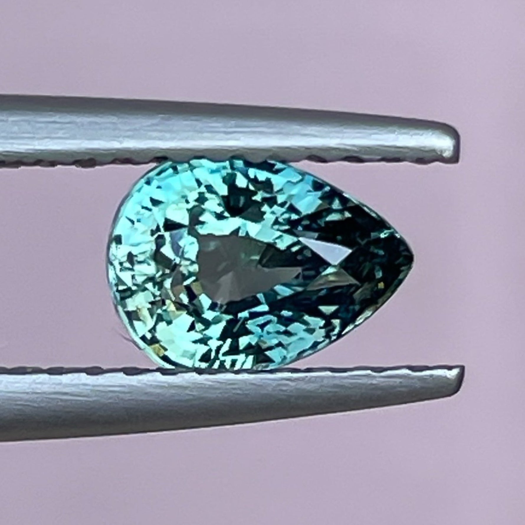 Pierre précieuse naturelle saphir bleu sarcelle, forme poire de 1,09 Ct pour la création de bijoux, de NASHGEMS.